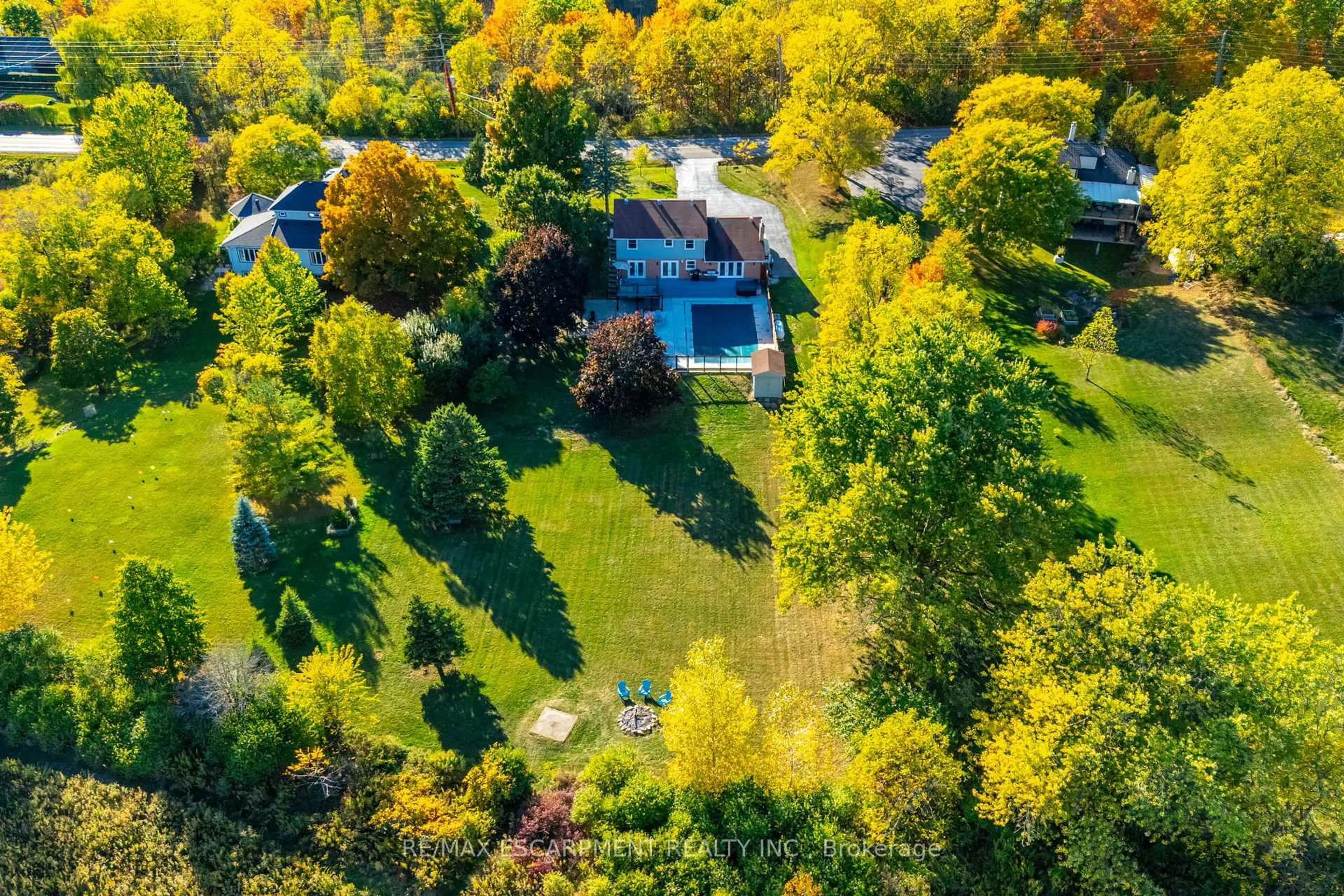 A pic from outside/outdoor area/front of a property/back of a property/a pic from drone, unknown for 47 Valley Rd, Hamilton Ontario L9H 5S4