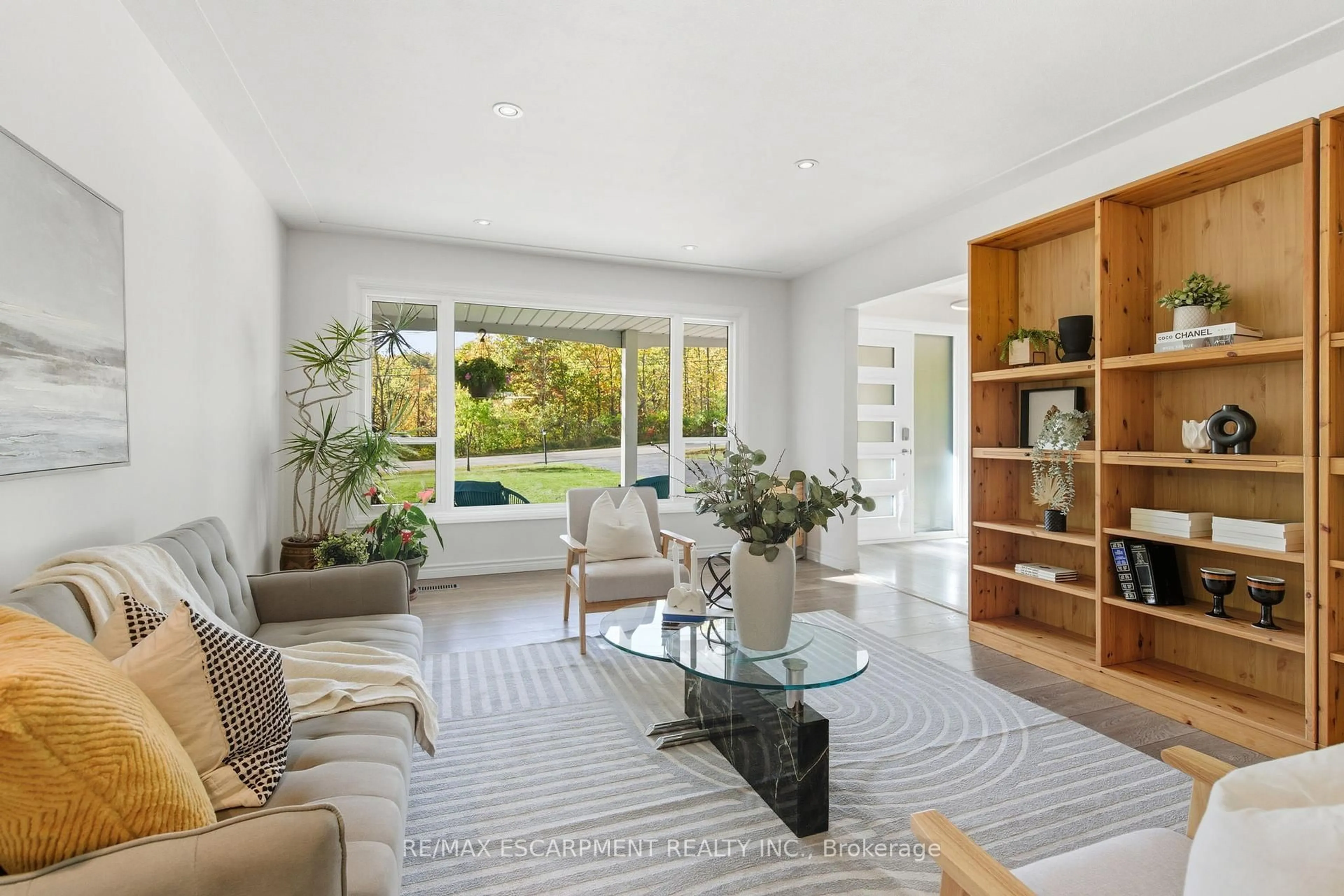 Living room with furniture, unknown for 47 Valley Rd, Hamilton Ontario L9H 5S4