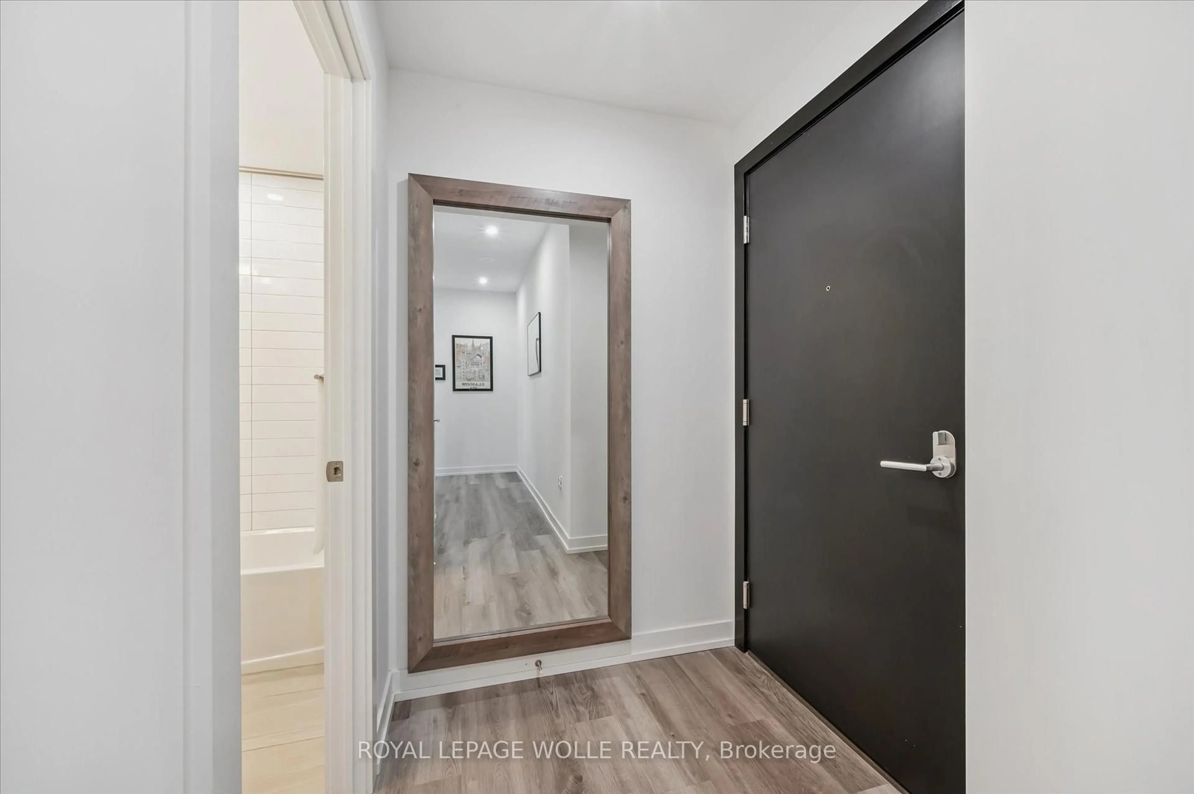 Indoor entryway for 15 Wellington St #909, Kitchener Ontario N2G 0E4