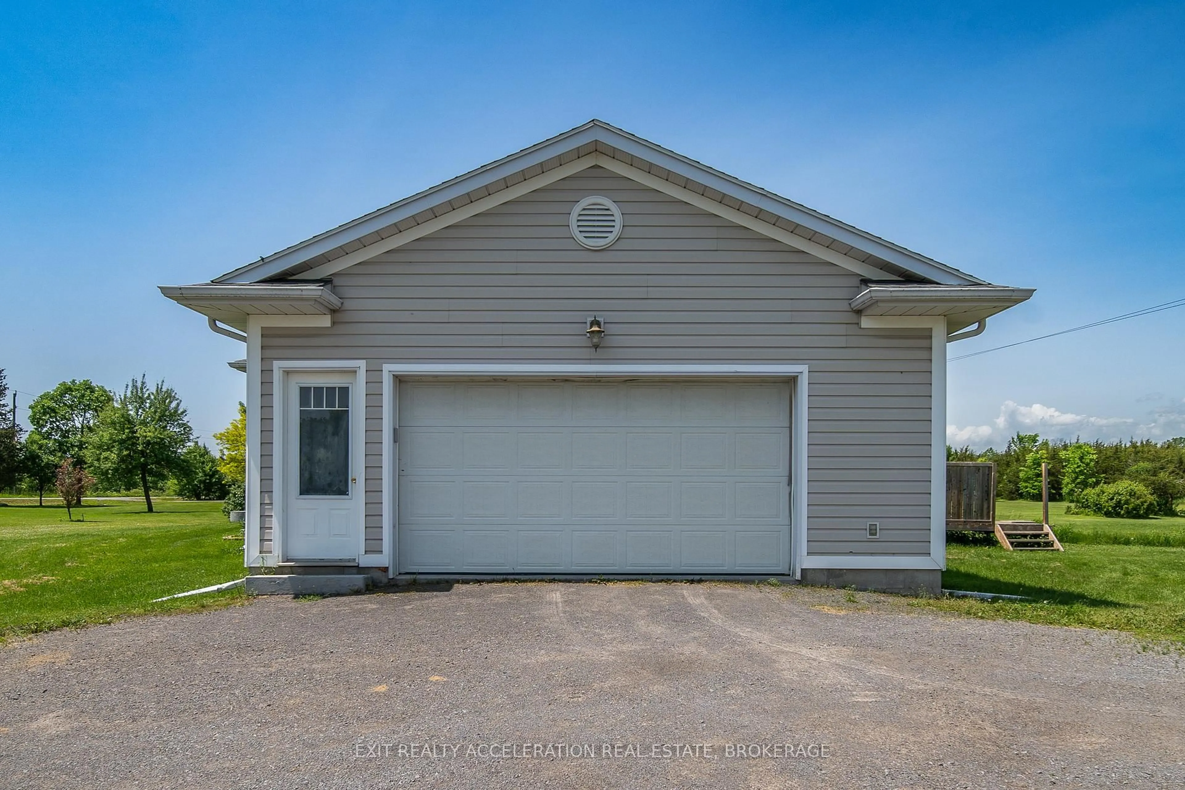 Indoor garage for 1633 Lazier Rd, Shannonville Ontario K0K 3A0