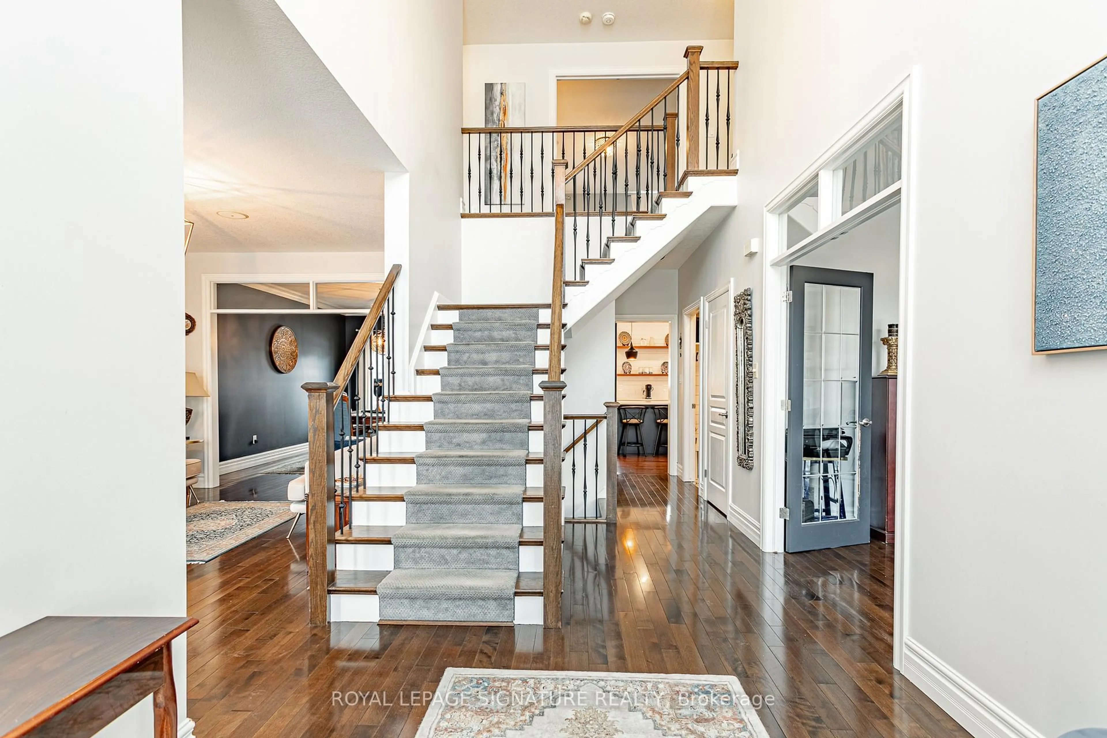 Indoor entryway for 1989 Quarrier Rd, London North Ontario N6G 5L2