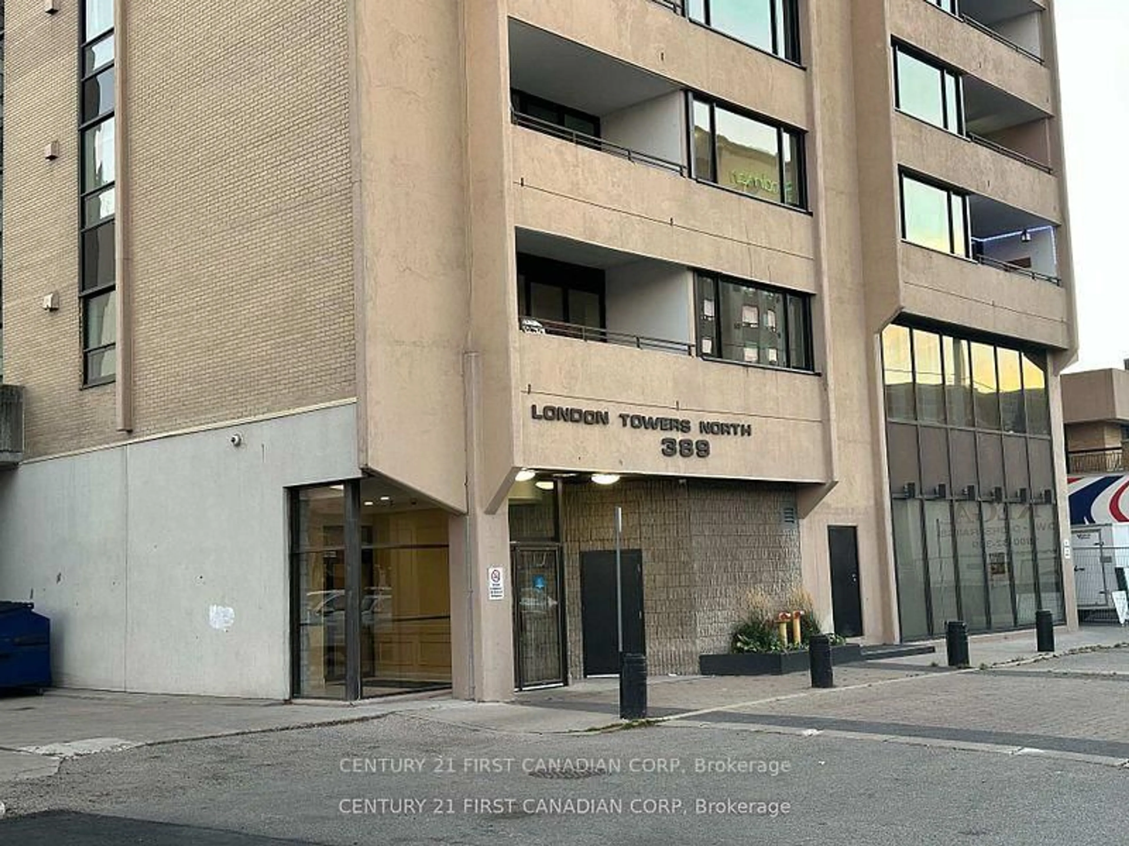 Indoor foyer for 389 Dundas St #506, London East Ontario N6B 3L5