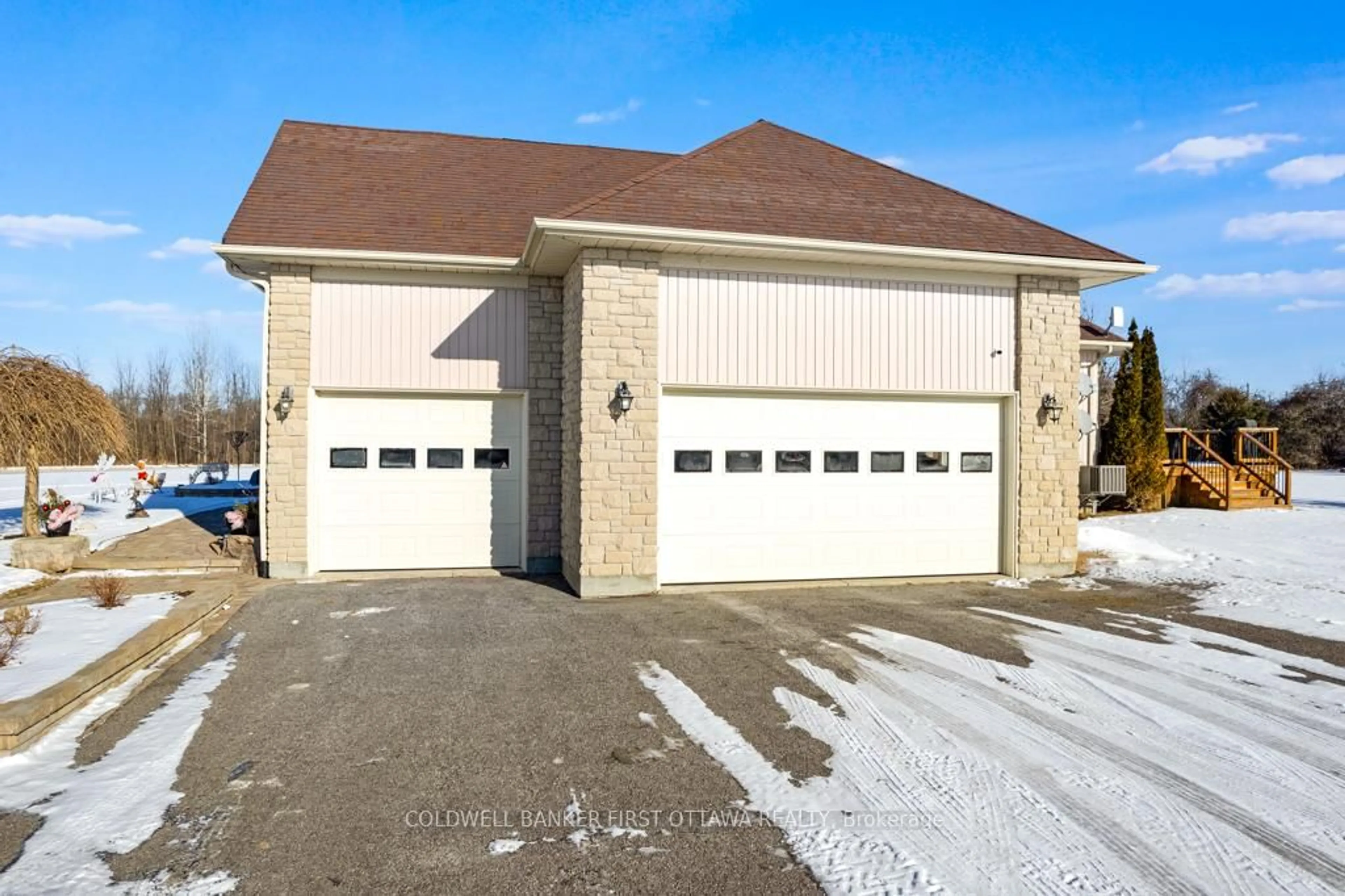 Indoor garage for 556 West Point Dr, Perth Ontario K7H 3C7