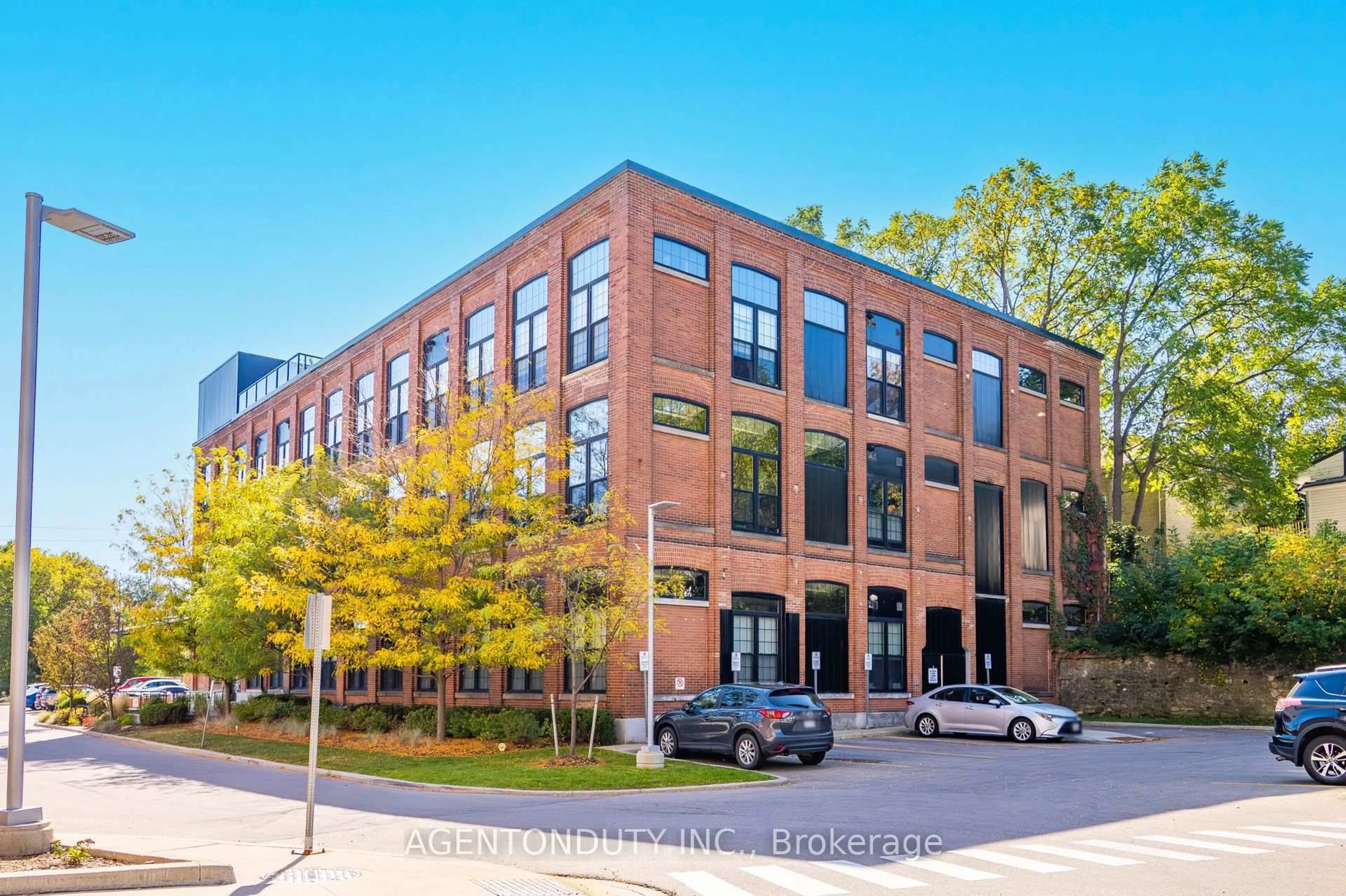 Home with brick exterior material, building for 24 Cedar St #101, Cambridge Ontario N1S 0B2