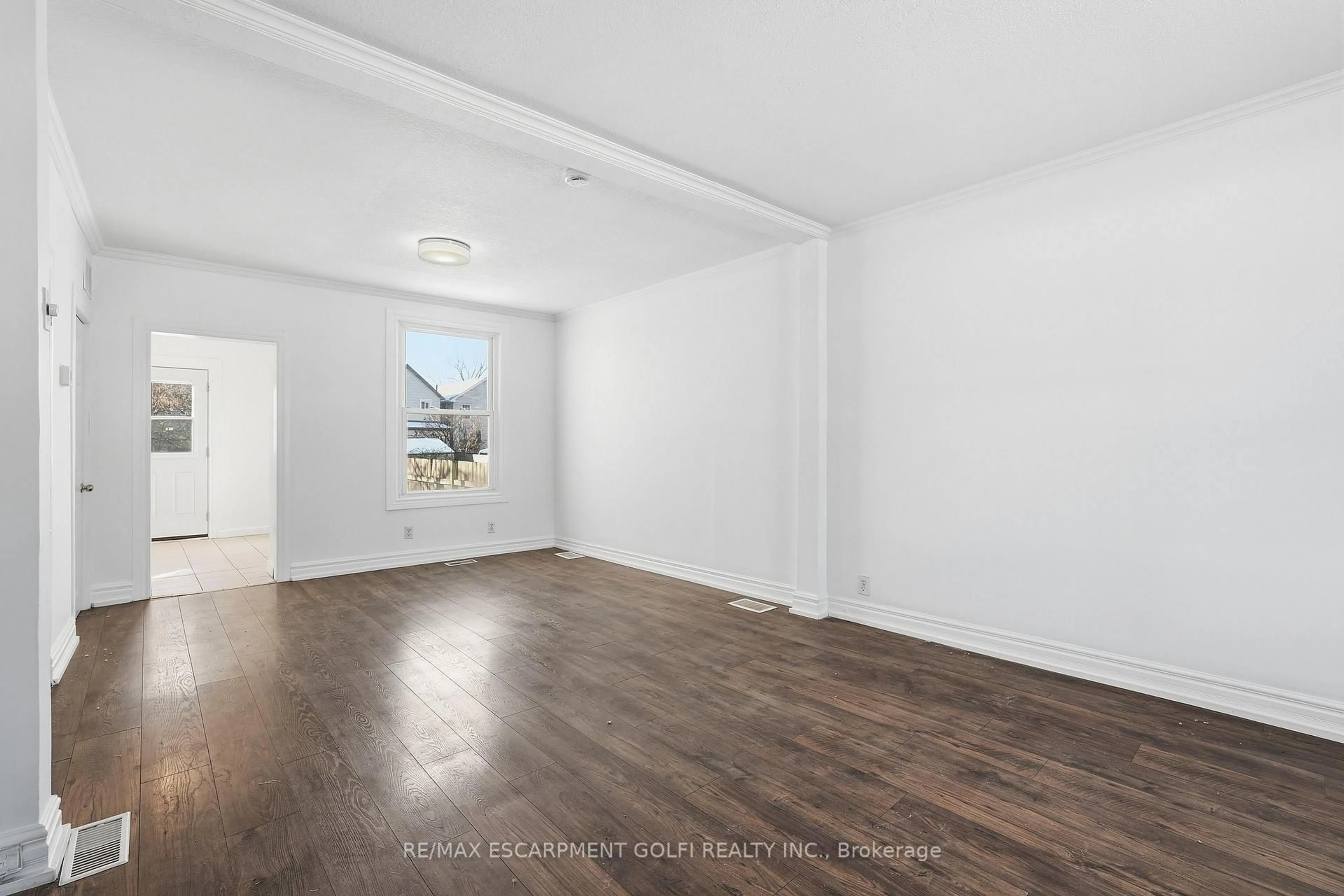 A pic of a room for 12 Roxborough Ave, Hamilton Ontario L8L 1X8