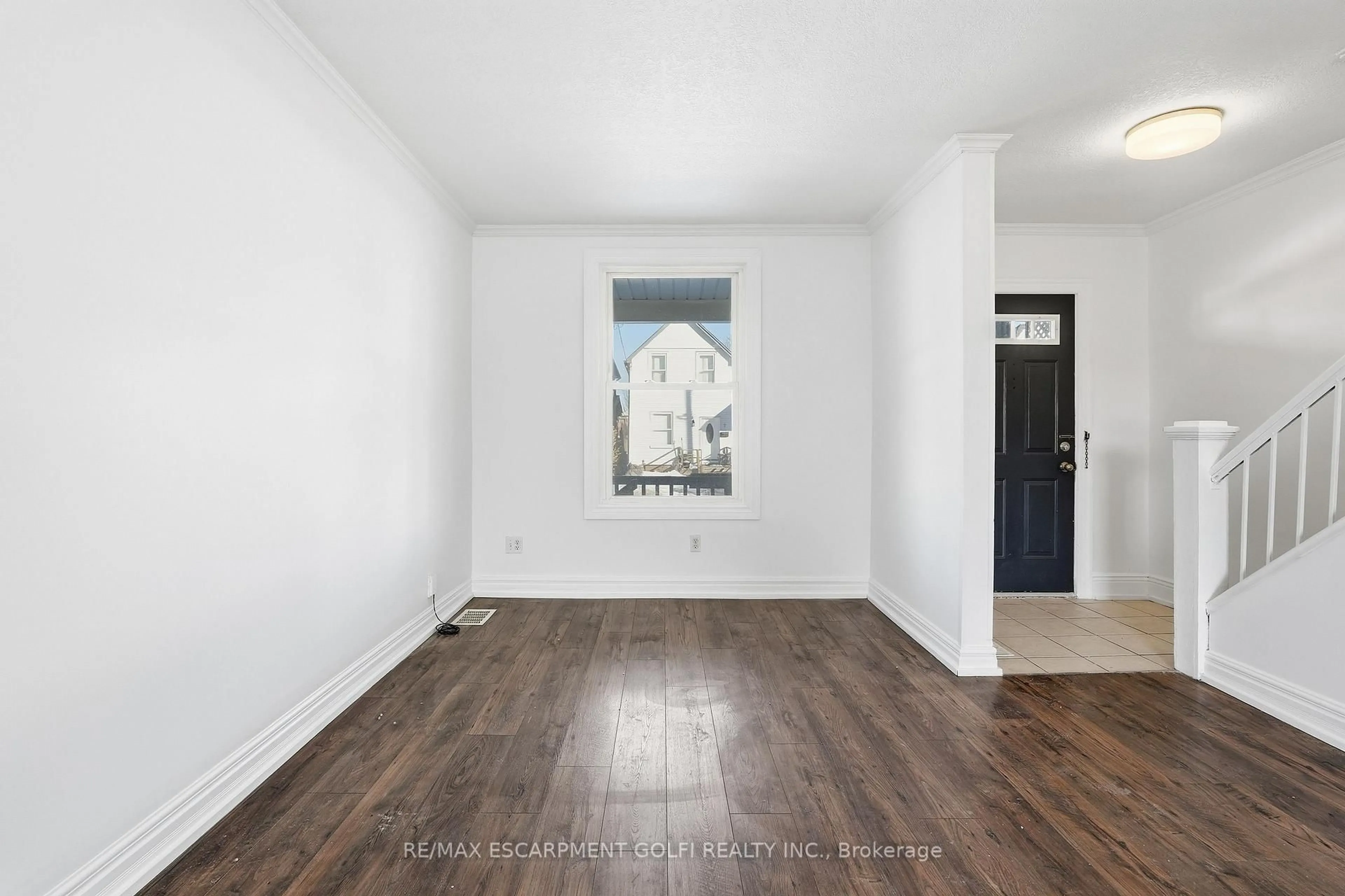 A pic of a room for 12 Roxborough Ave, Hamilton Ontario L8L 1X8