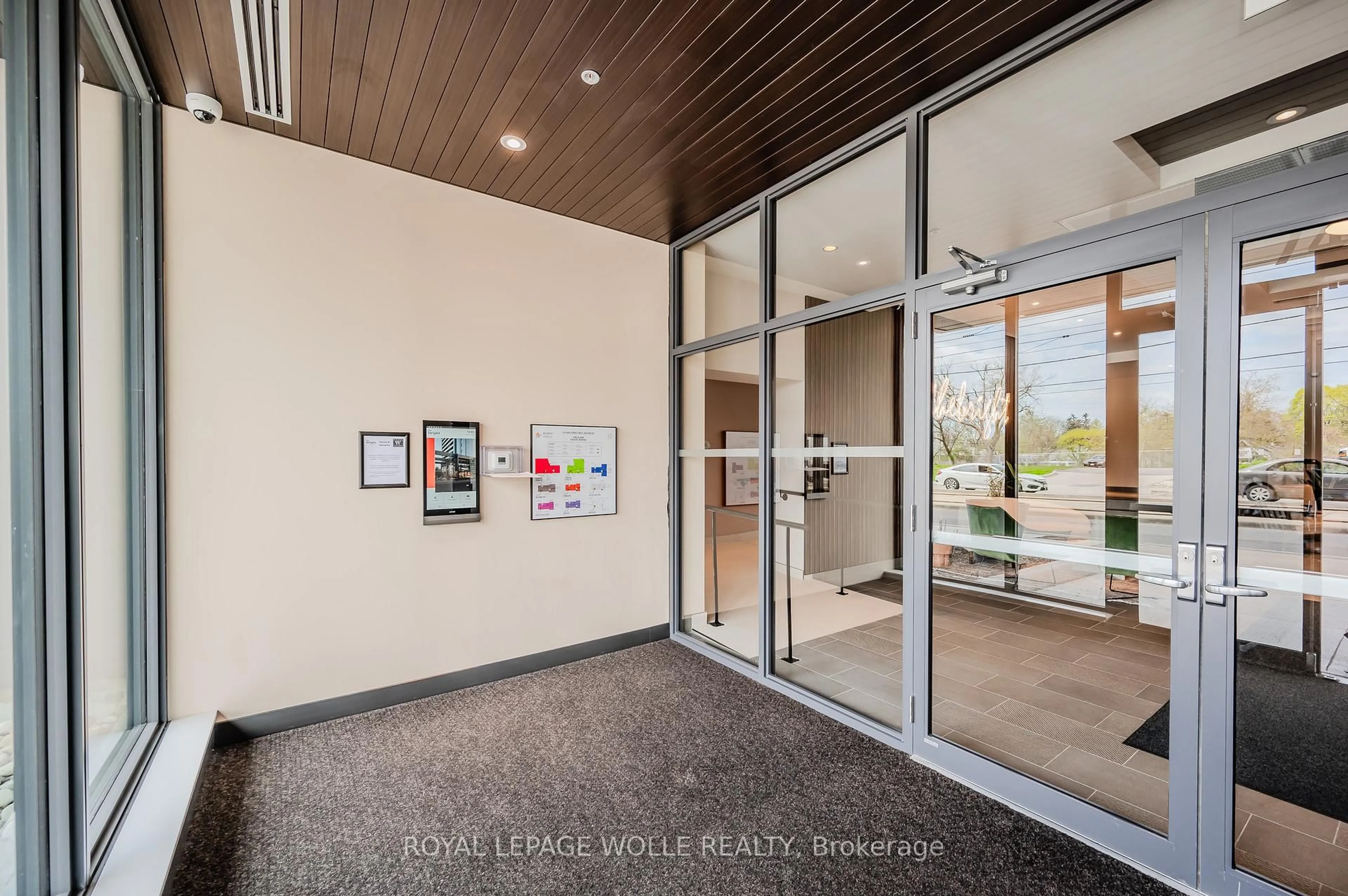 Indoor foyer for 741 King St #304, Kitchener Ontario N2G 0E9