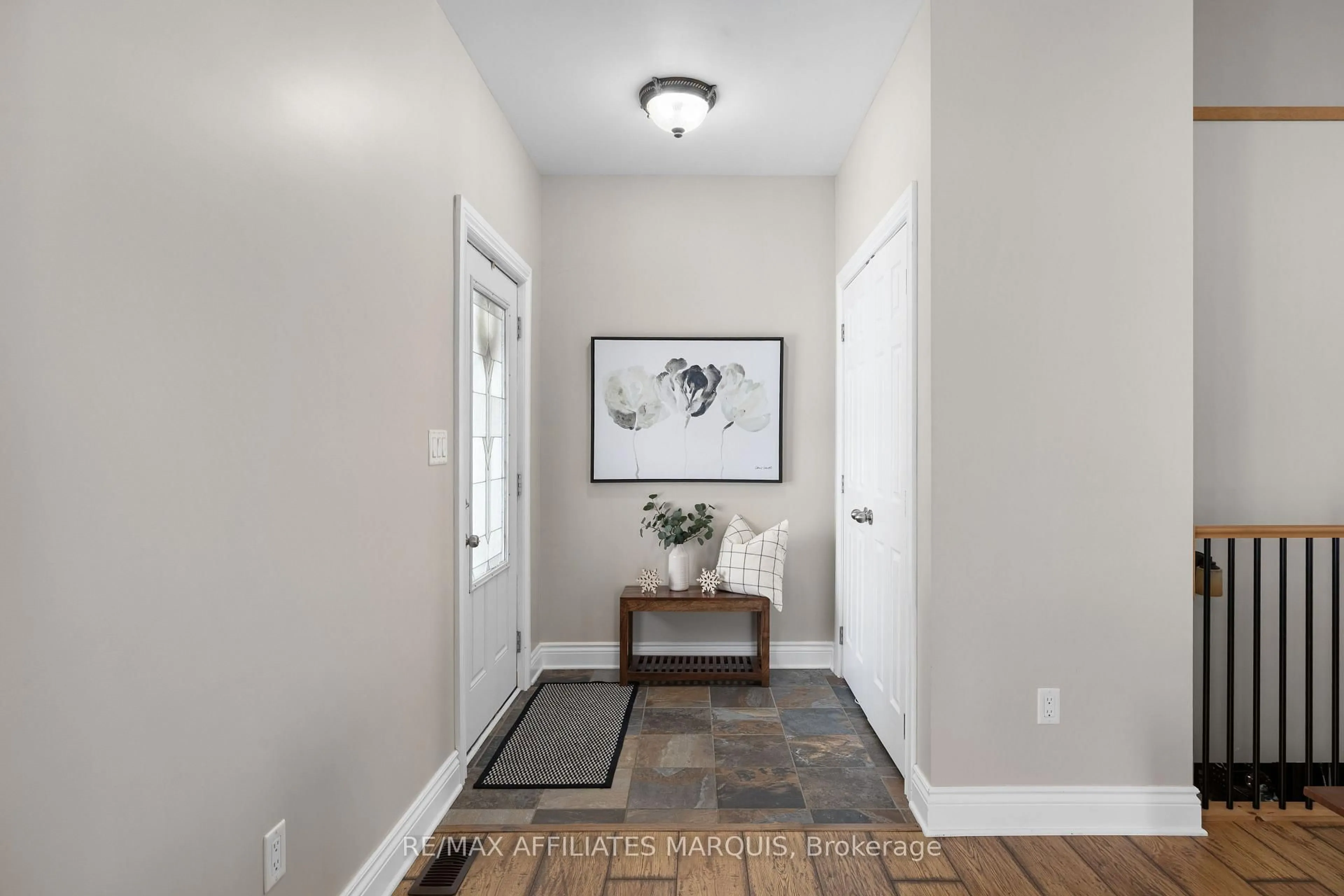 Indoor entryway for 315 Gemmell Rd, Merrickville-Wolford Ontario K0G 1G0