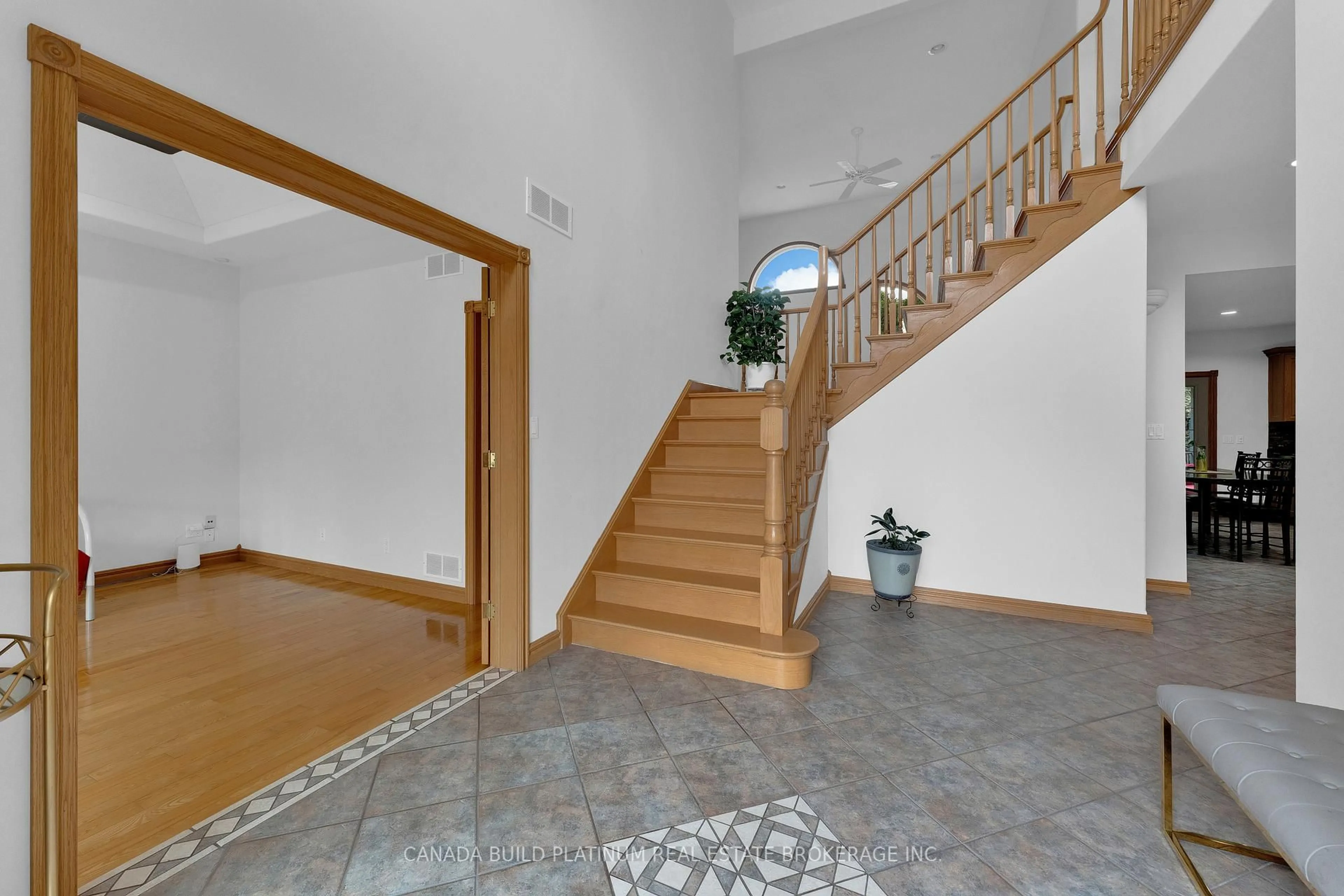 Indoor foyer for 150 Seymour Cres, Lakeshore Ontario N8N 4X9