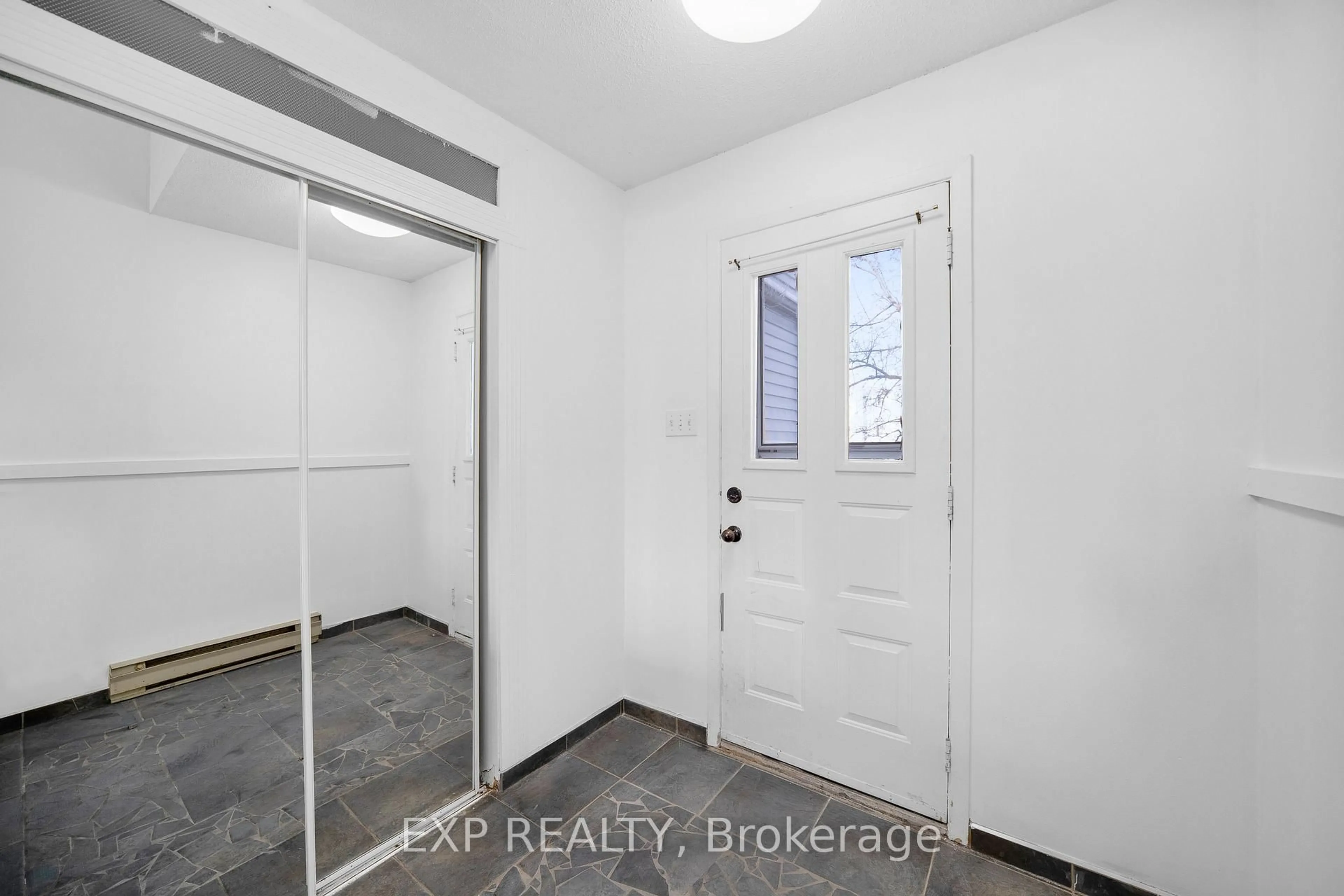 Indoor entryway for 98 Castlegreen Private, Ottawa Ontario K1T 3N3