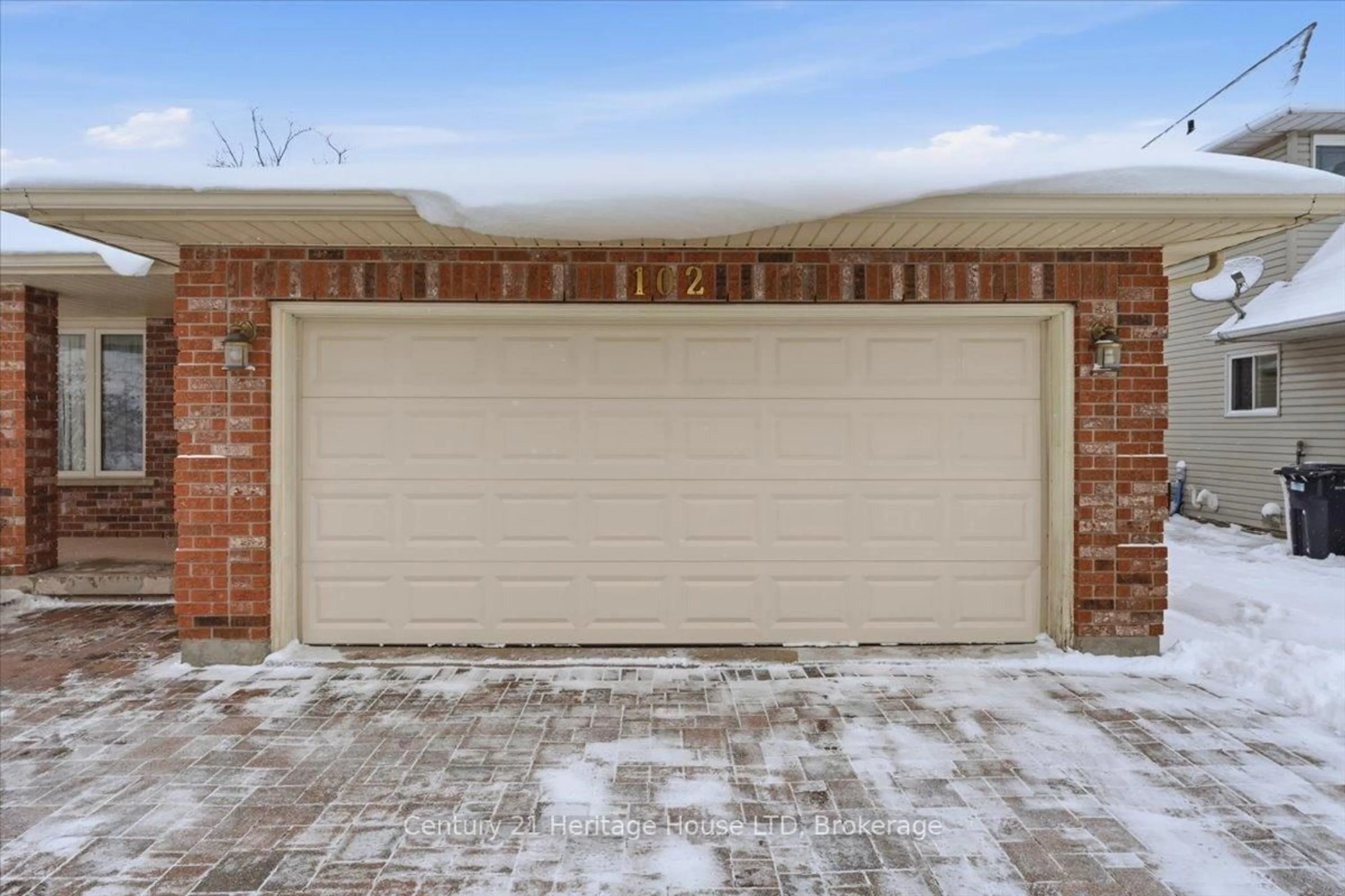 Indoor garage for 102 Wellandvale Dr, Welland Ontario L3C 7C7