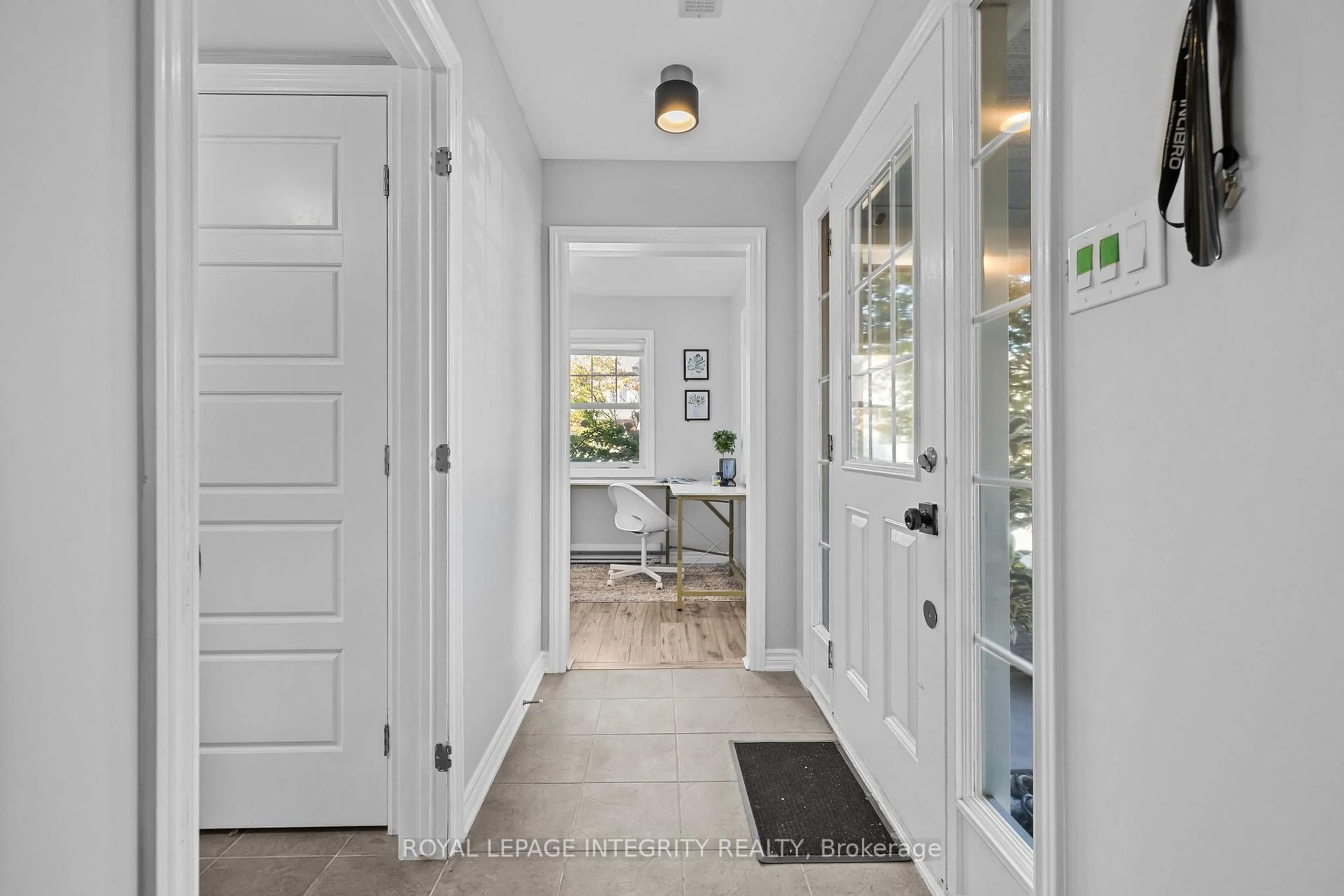 Indoor entryway for 211 Bensinger Way, Stittsville Ontario K2S 0P1