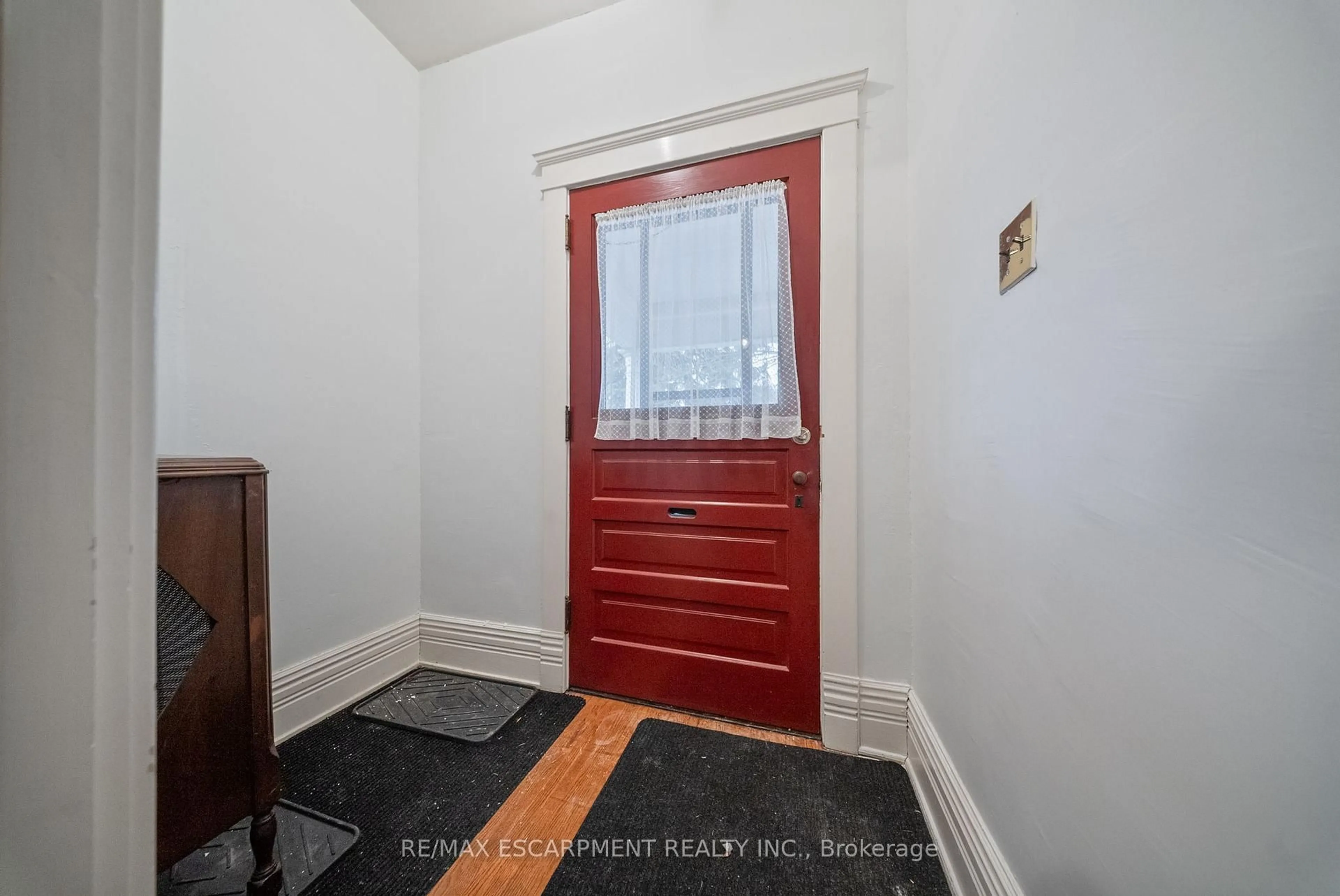 Indoor entryway for 41 WELLINGTON St, Woodstock Ontario N4S 3H4