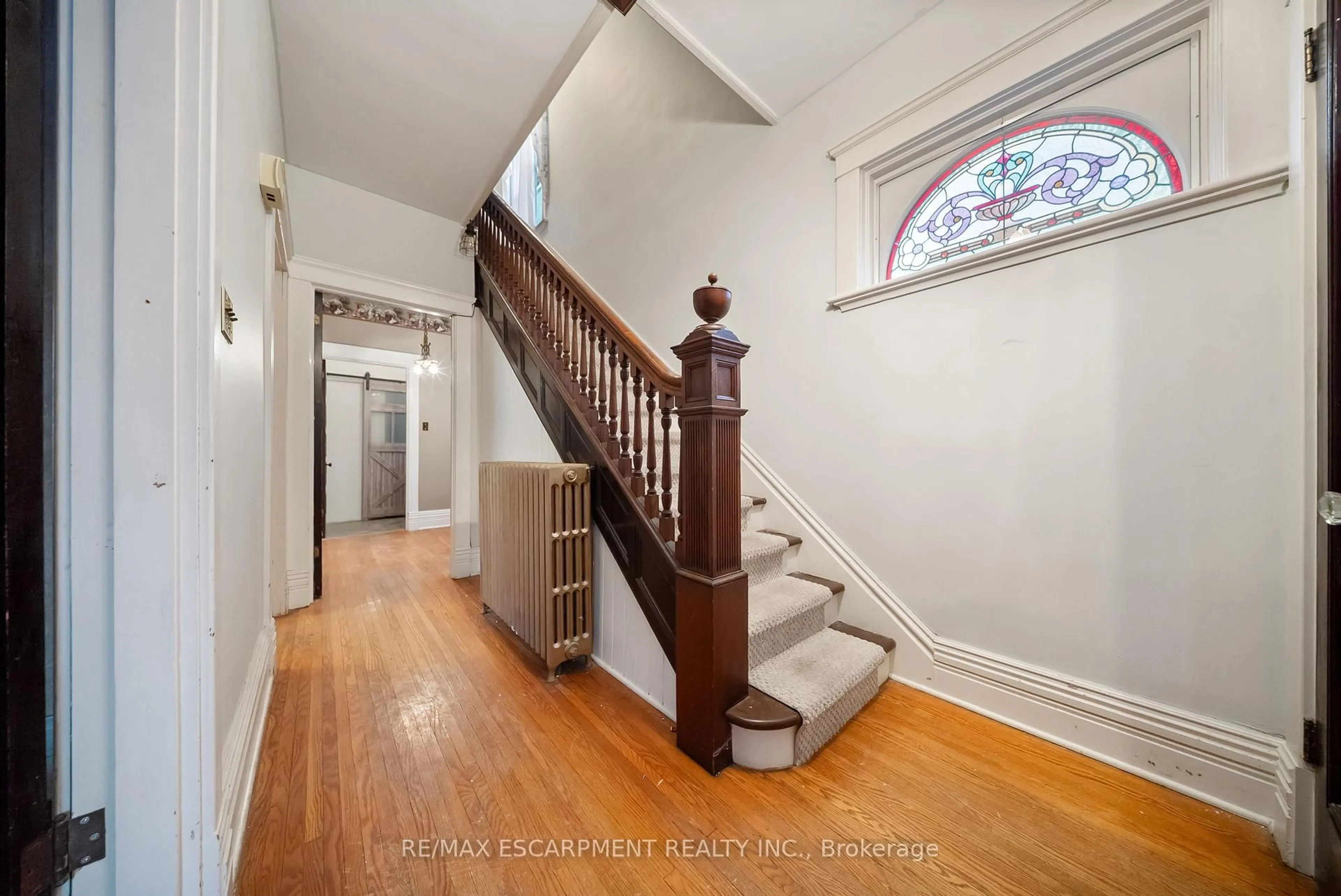 Indoor foyer for 41 WELLINGTON St, Woodstock Ontario N4S 3H4