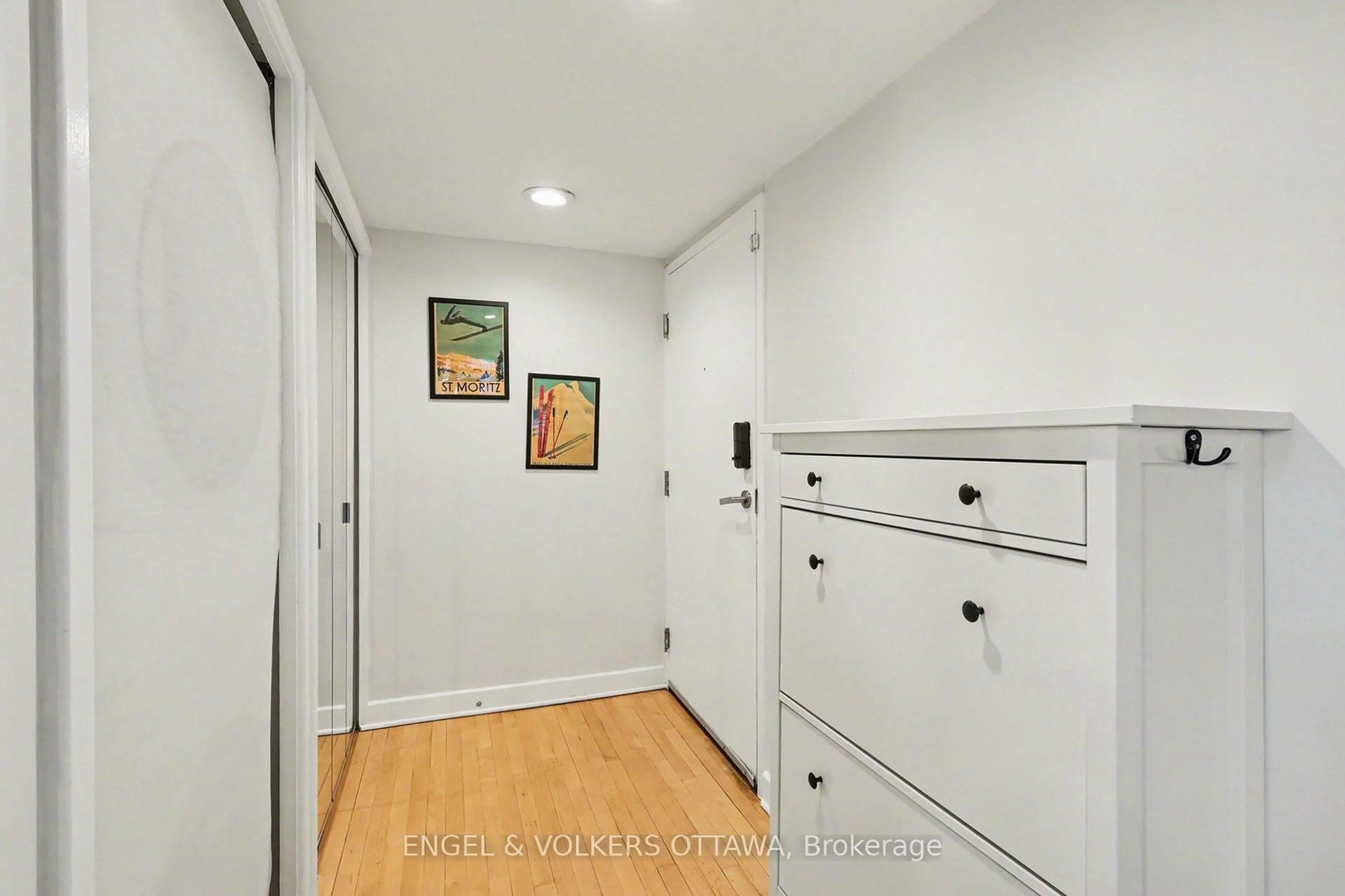 Indoor entryway for 24 Springfield Rd #208, Ottawa Ontario K1M 1C9