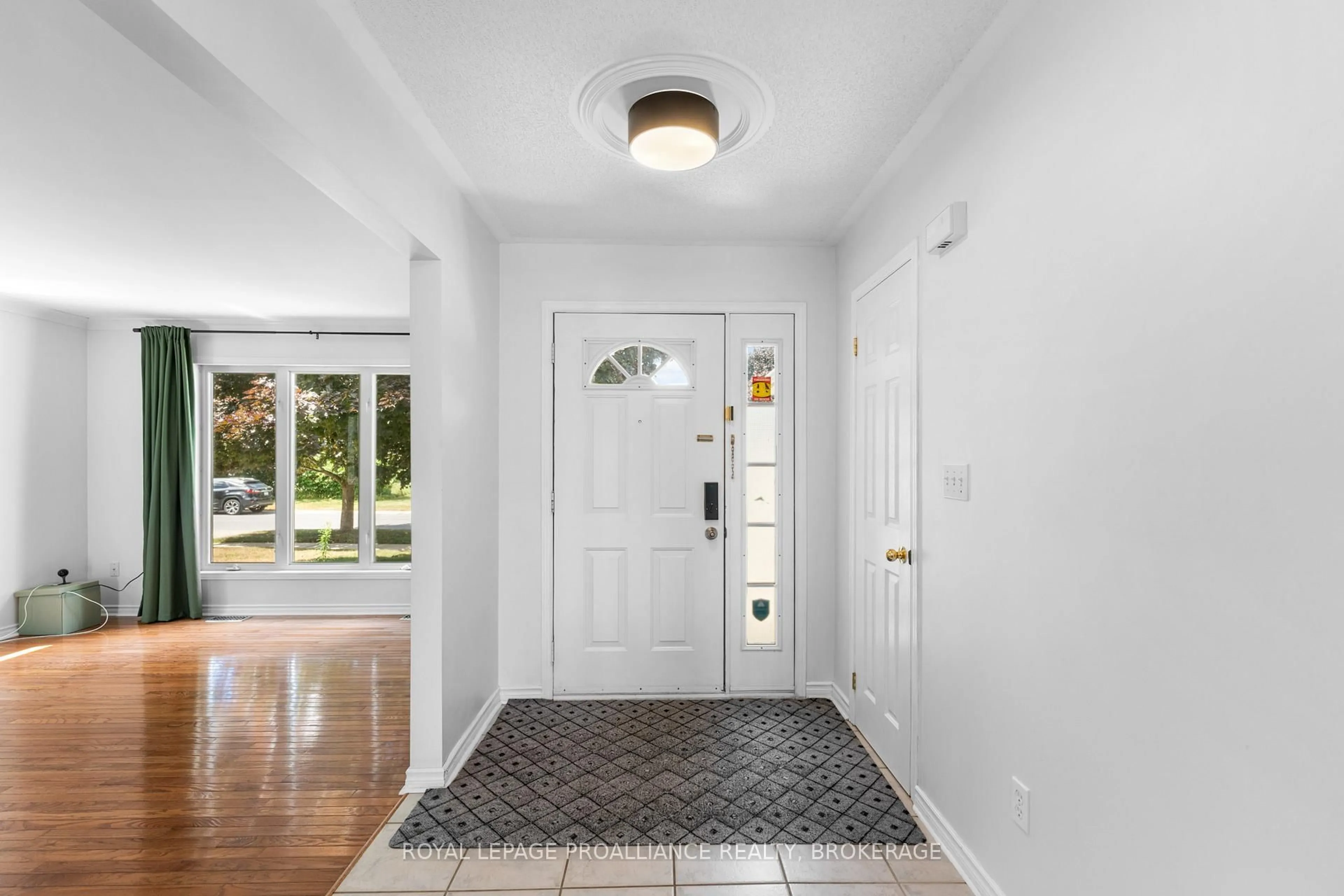 Indoor entryway for 343 Sunrise Cres, Kingston Ontario K7M 8A5