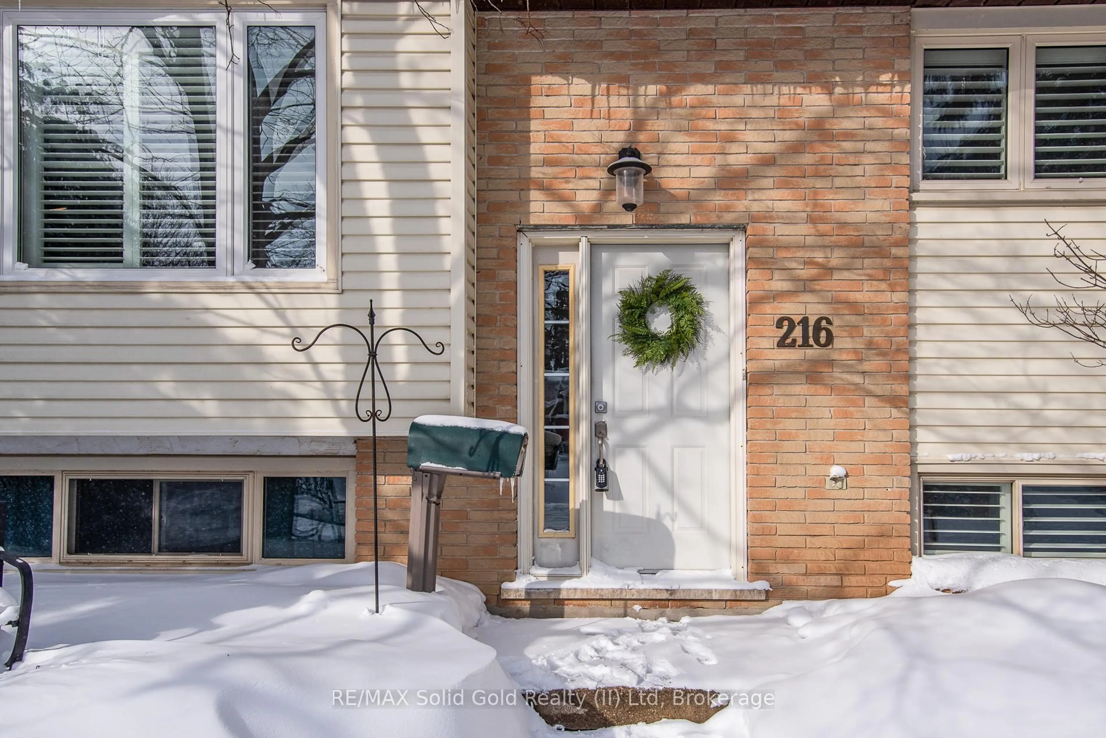 Indoor entryway for 216 Northlake Dr, Waterloo Ontario N2V 1A8