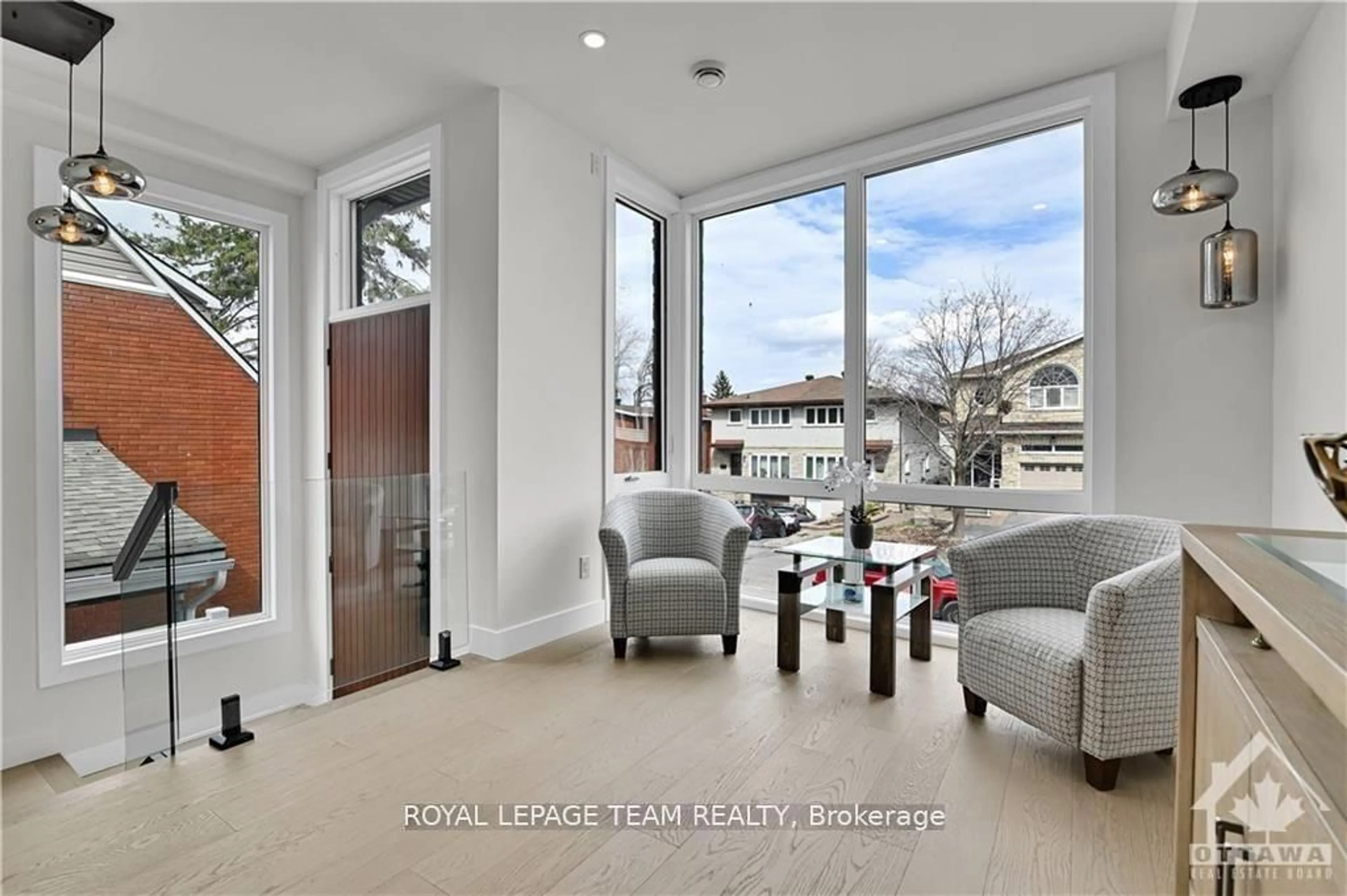 Indoor entryway for 828 Alpine Ave, Ottawa Ontario K2B 5R6