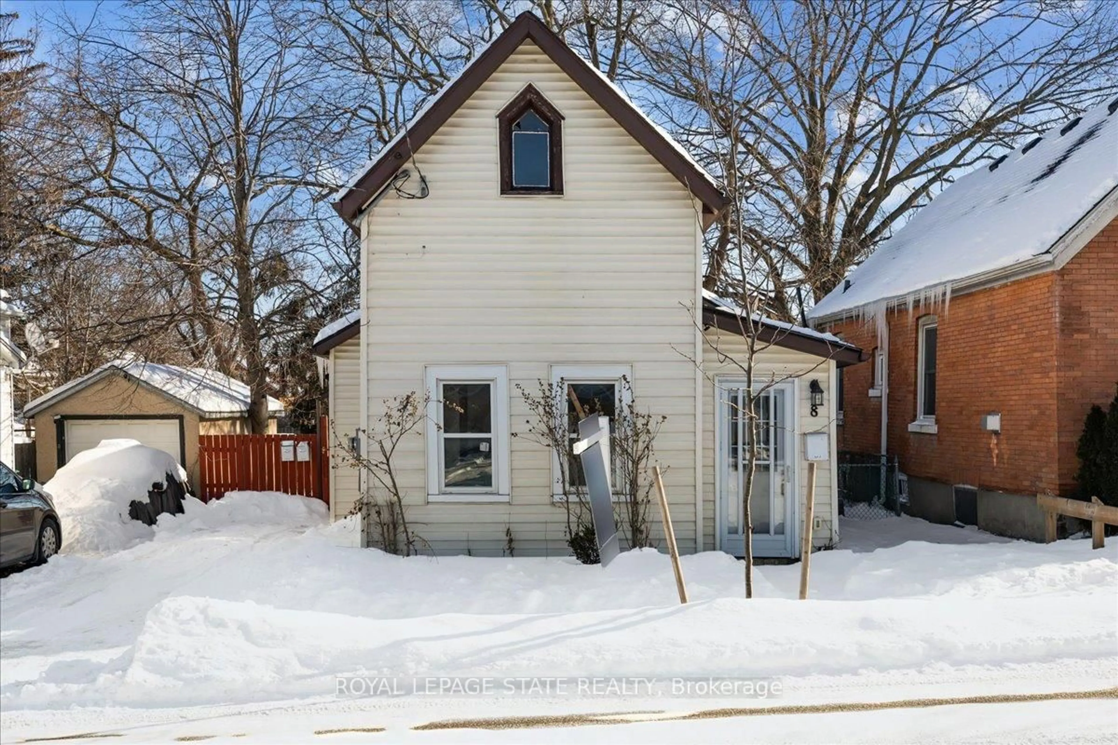 Unknown for 8 Tasker St, St. Catharines Ontario L2R 3Z8