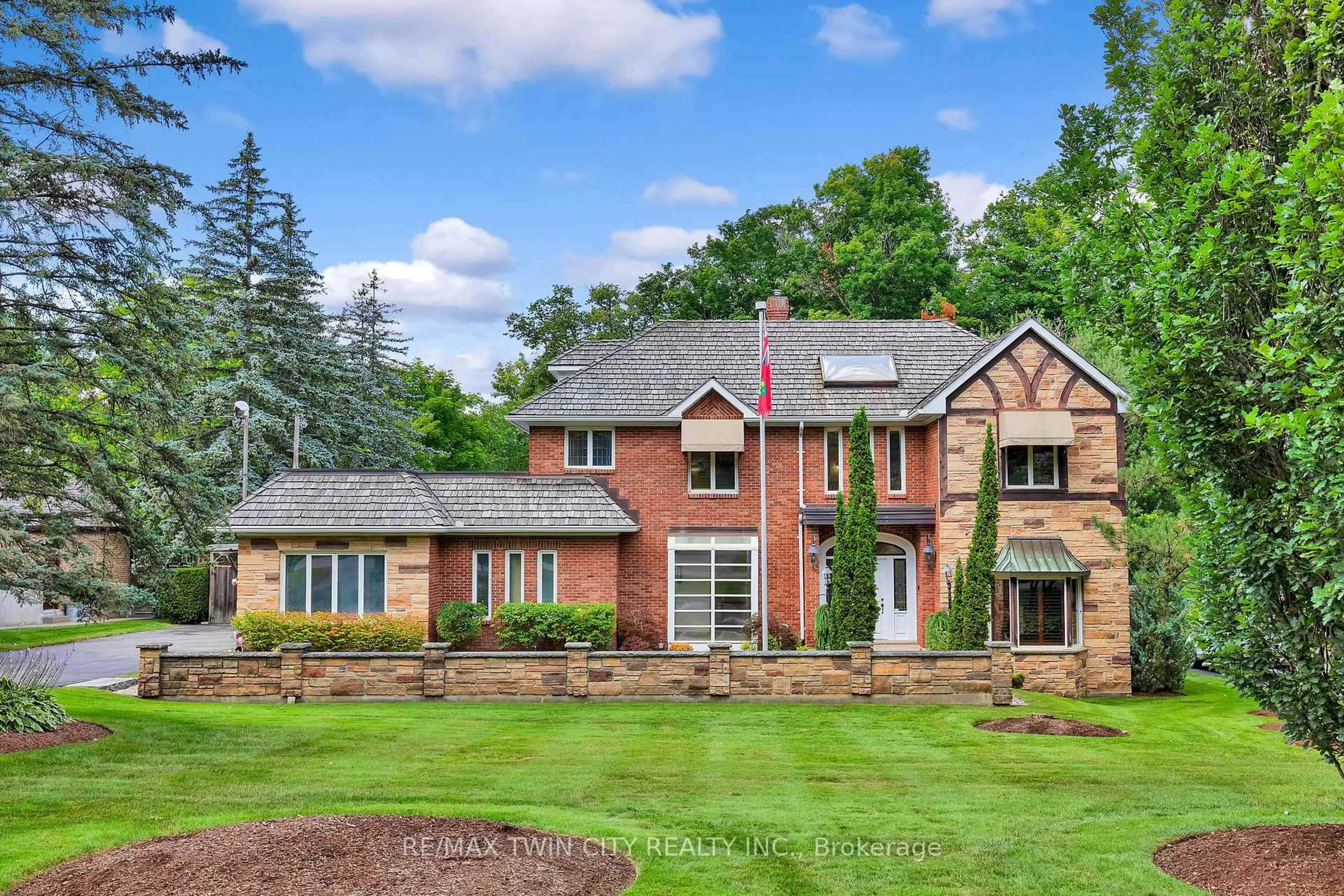 Home with brick exterior material, unknown for 32 Maple Hill Dr, Kitchener Ontario N2M 2R8