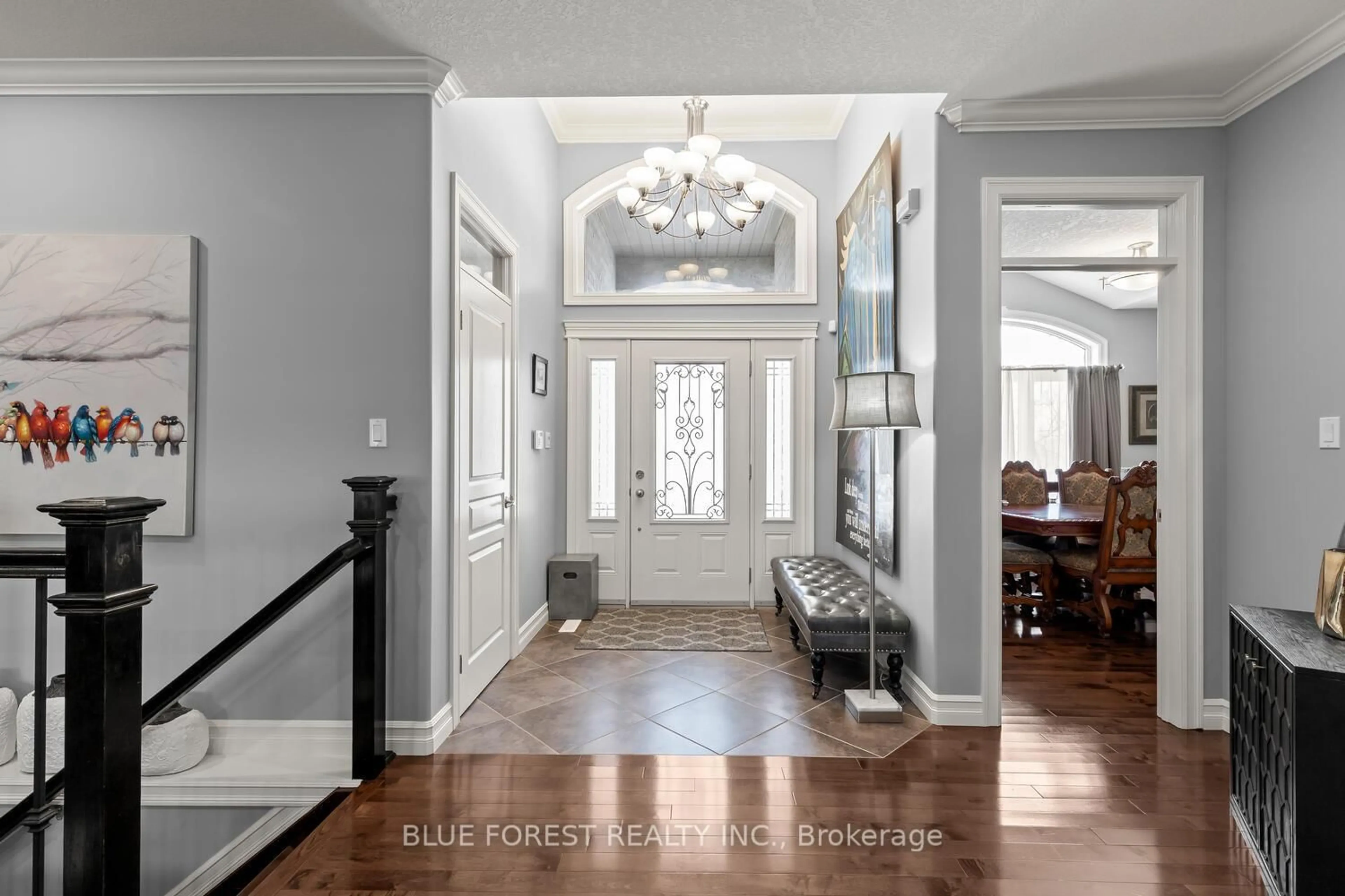 Indoor entryway for 3383 Pioneer Pkwy, London South Ontario N6P 0A8