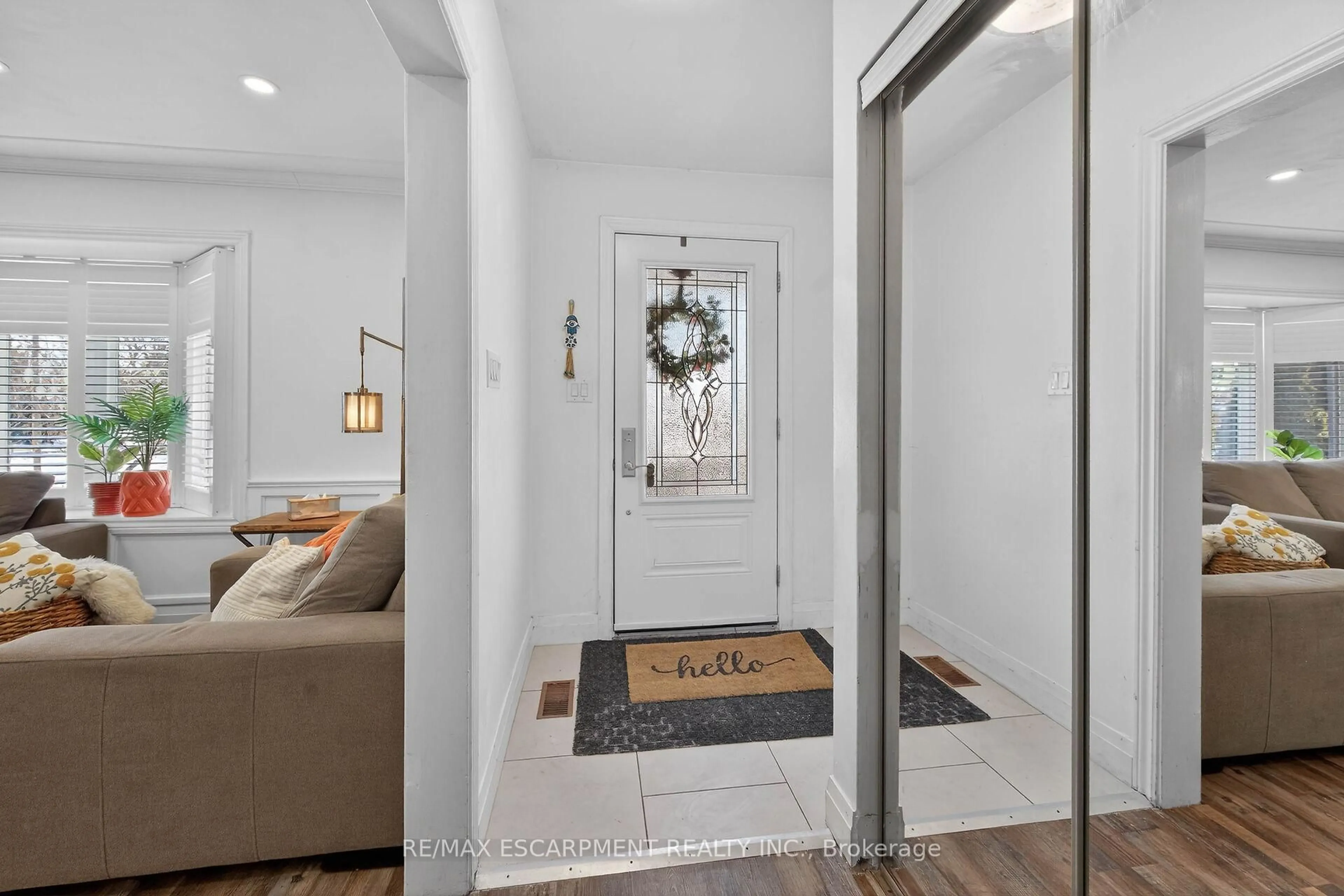 Indoor entryway for 115 KINGS FOREST Dr, Hamilton Ontario L8T 4J8