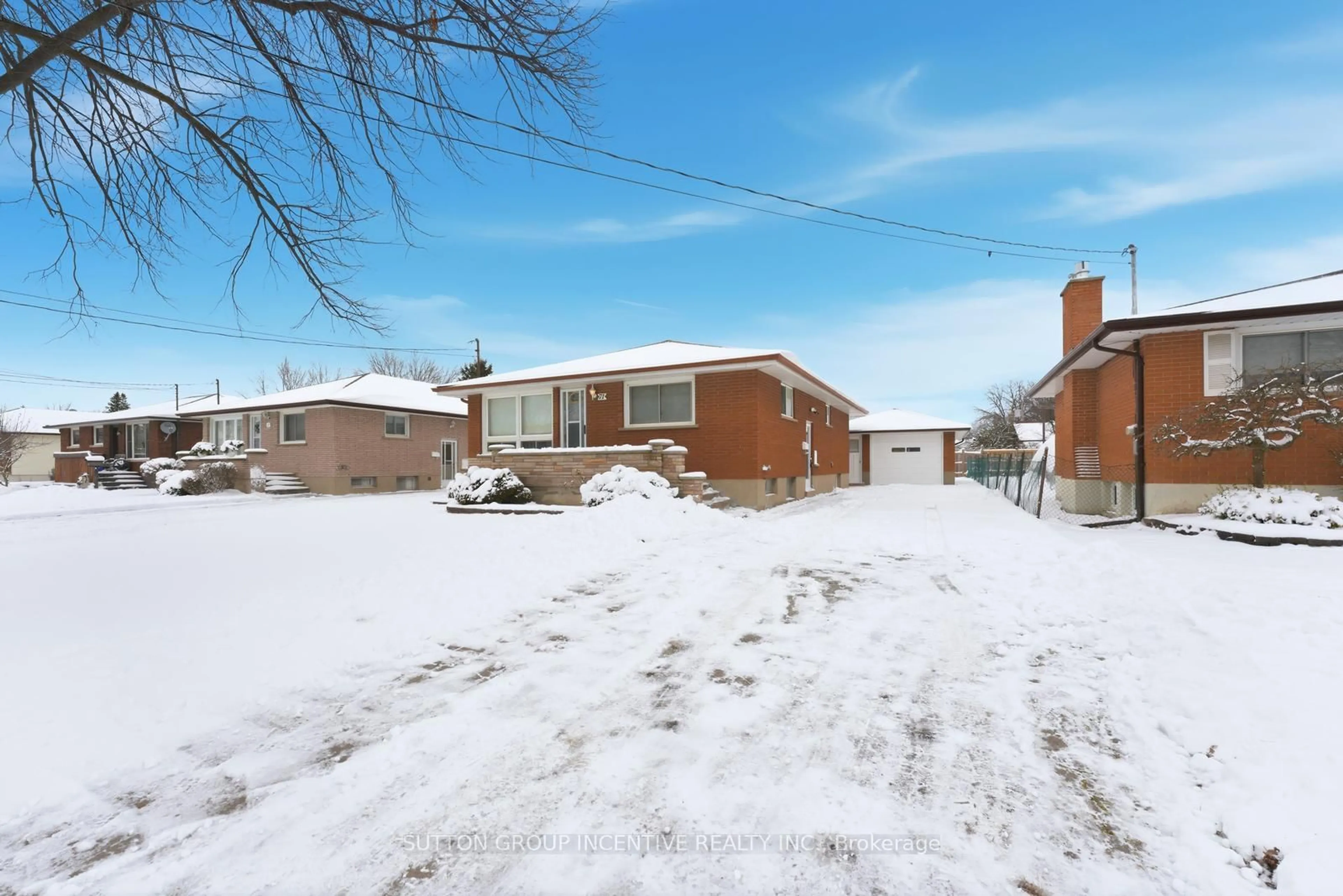 A pic from outside/outdoor area/front of a property/back of a property/a pic from drone, street for 71 Kilgour Ave, Welland Ontario L3C 2P8