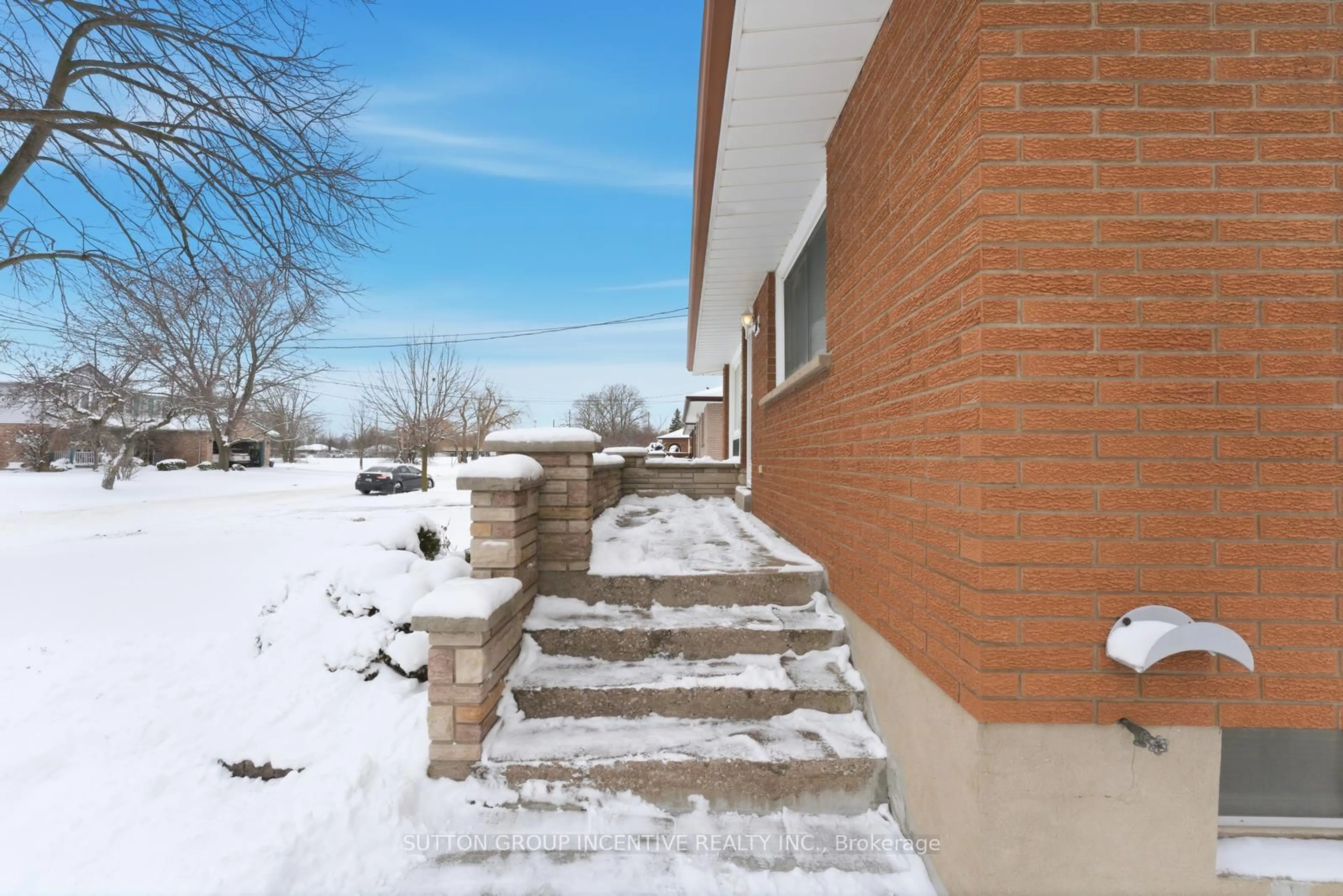 Patio, street for 71 Kilgour Ave, Welland Ontario L3C 2P8