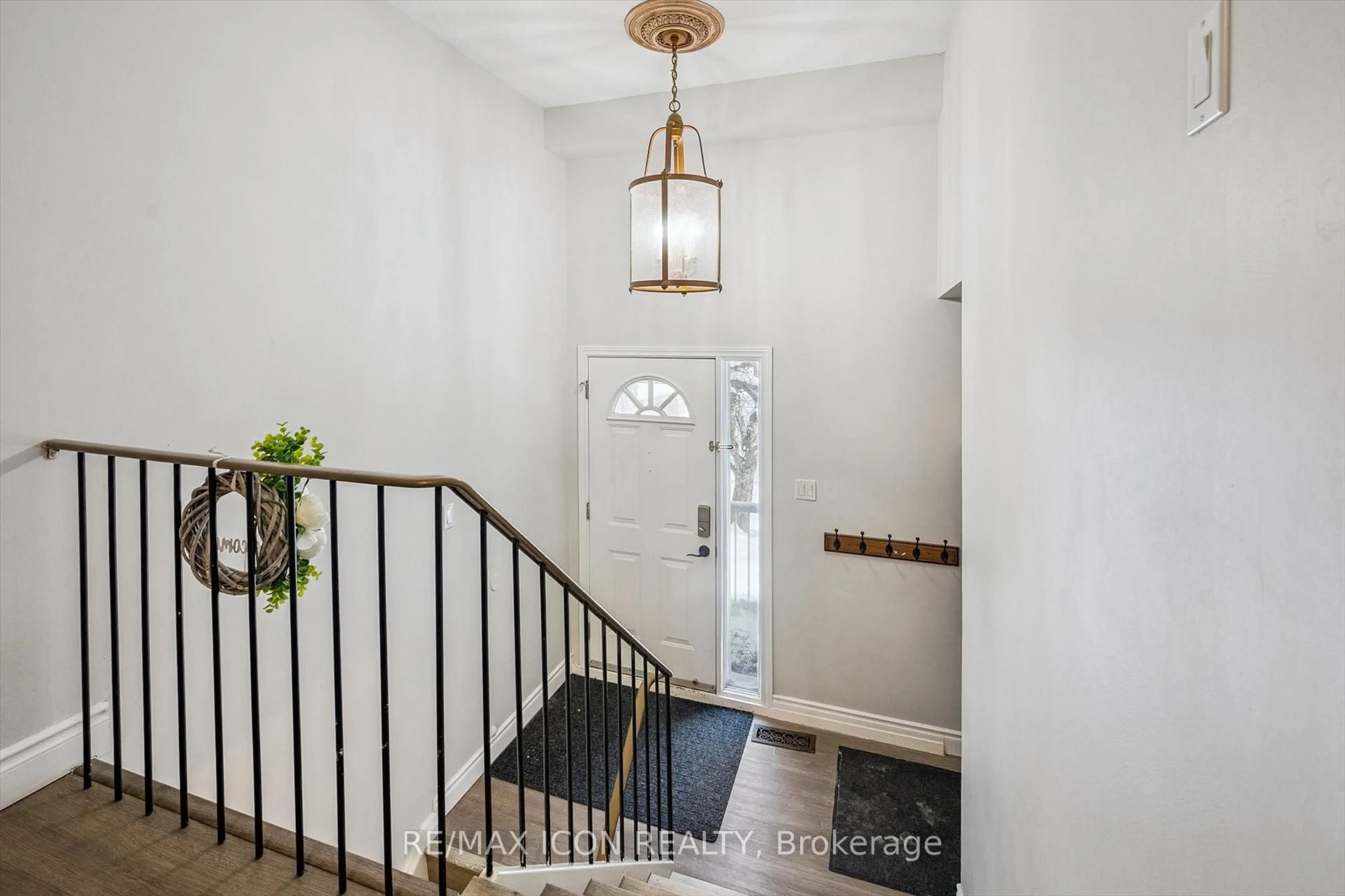 Indoor entryway for 297 Bluevale St #E, Waterloo Ontario N2J 4H6