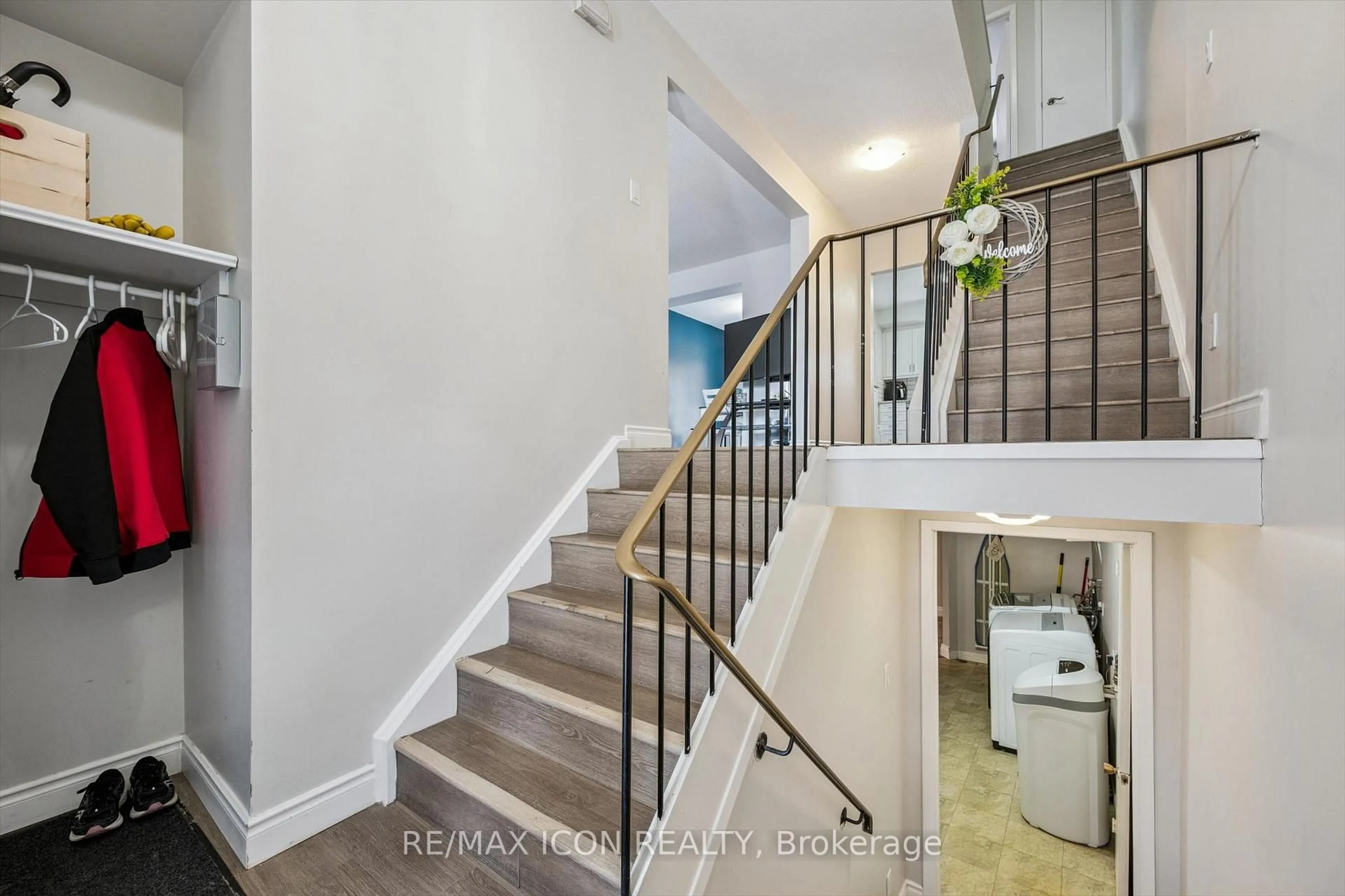 Stairs for 297 Bluevale St #E, Waterloo Ontario N2J 4H6