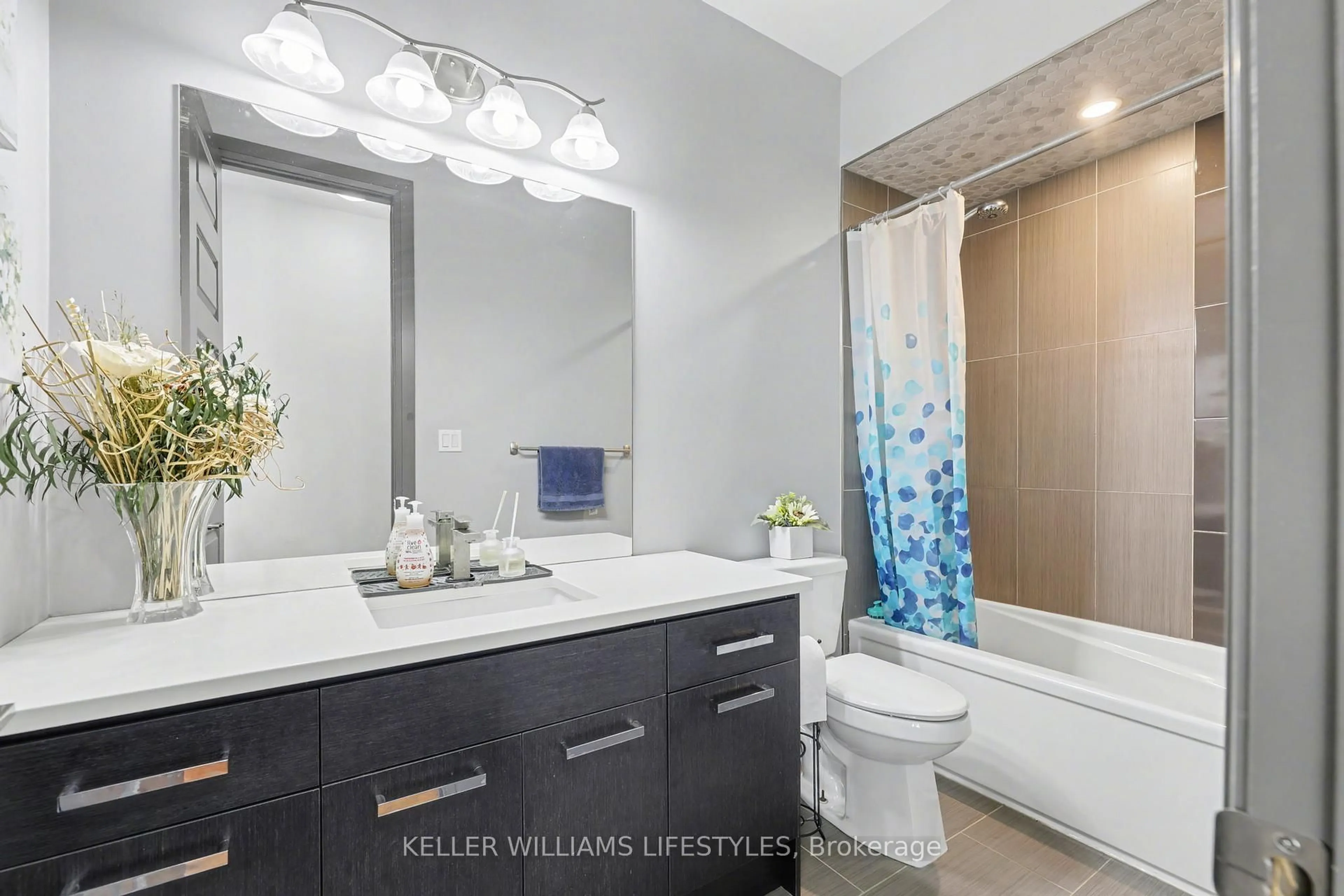 Contemporary bathroom, ceramic/tile floor for 189 Leitch St, Dutton/Dunwich Ontario N0L 1J0