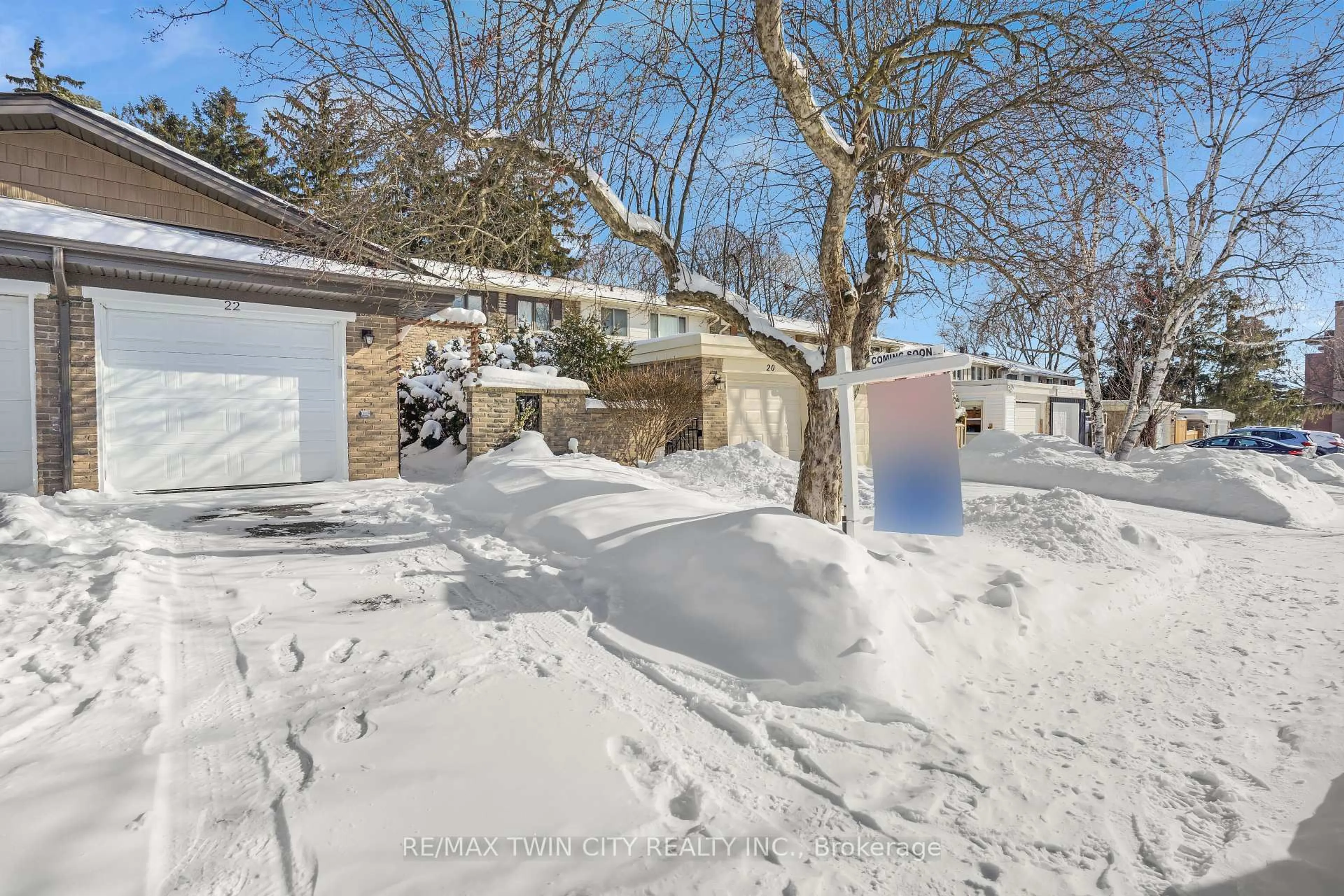 A pic from outside/outdoor area/front of a property/back of a property/a pic from drone, street for 22 Ralgreen Cres, Kitchener Ontario N2M 1T9