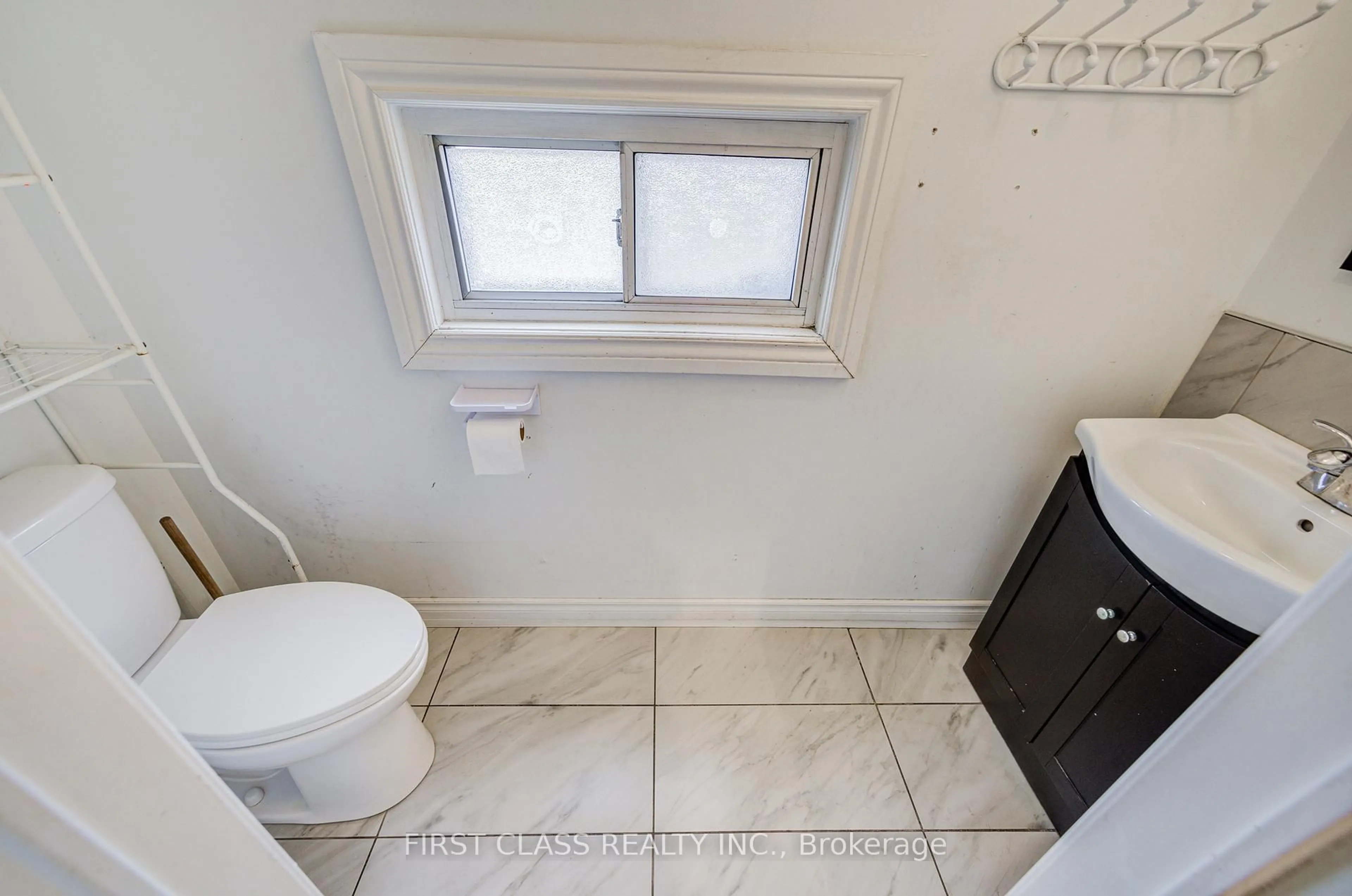 Standard bathroom, ceramic/tile floor for 11 Greenaway Ave, Hamilton Ontario L8L 6C3
