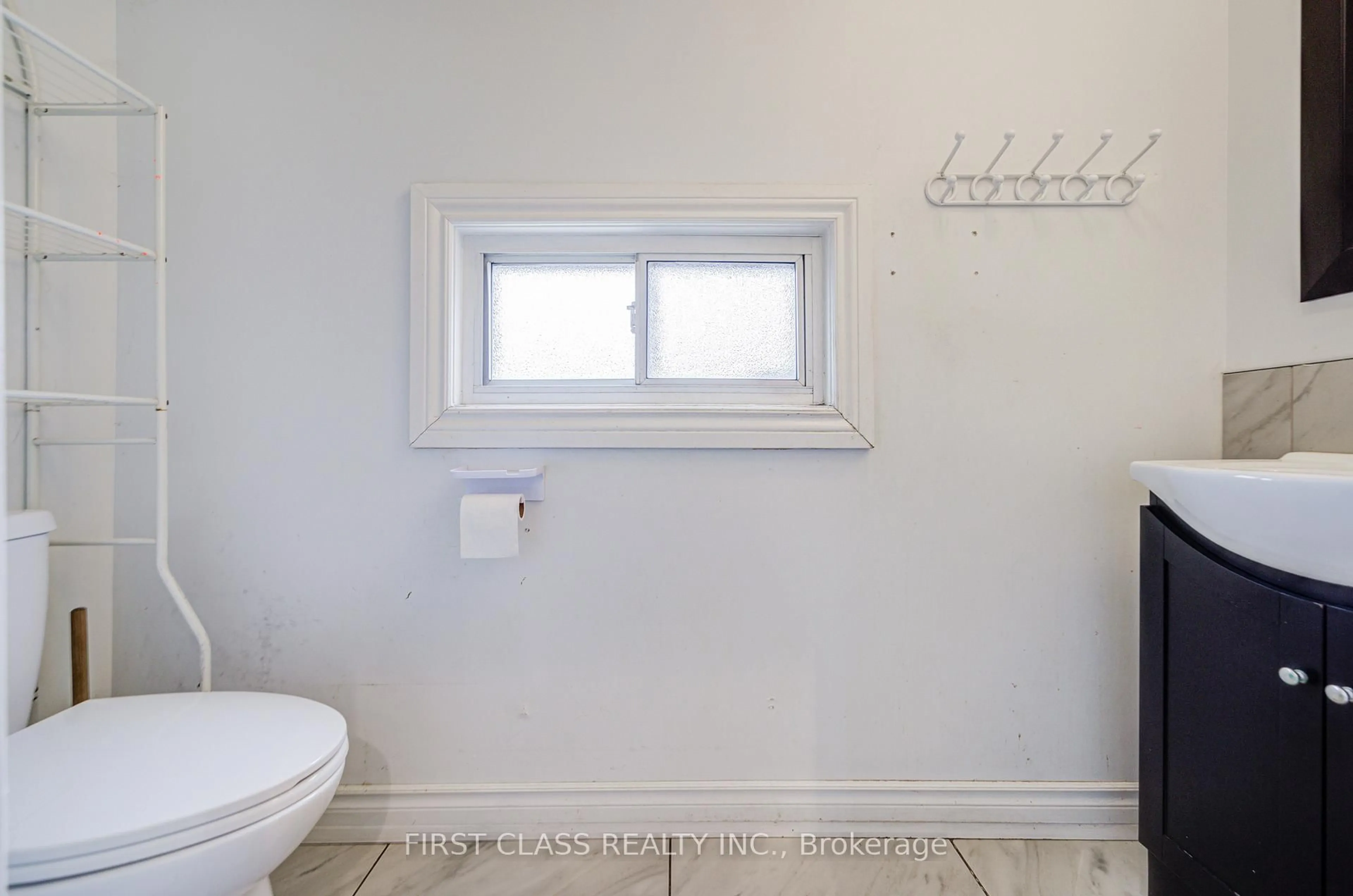 Standard bathroom, unknown for 11 Greenaway Ave, Hamilton Ontario L8L 6C3
