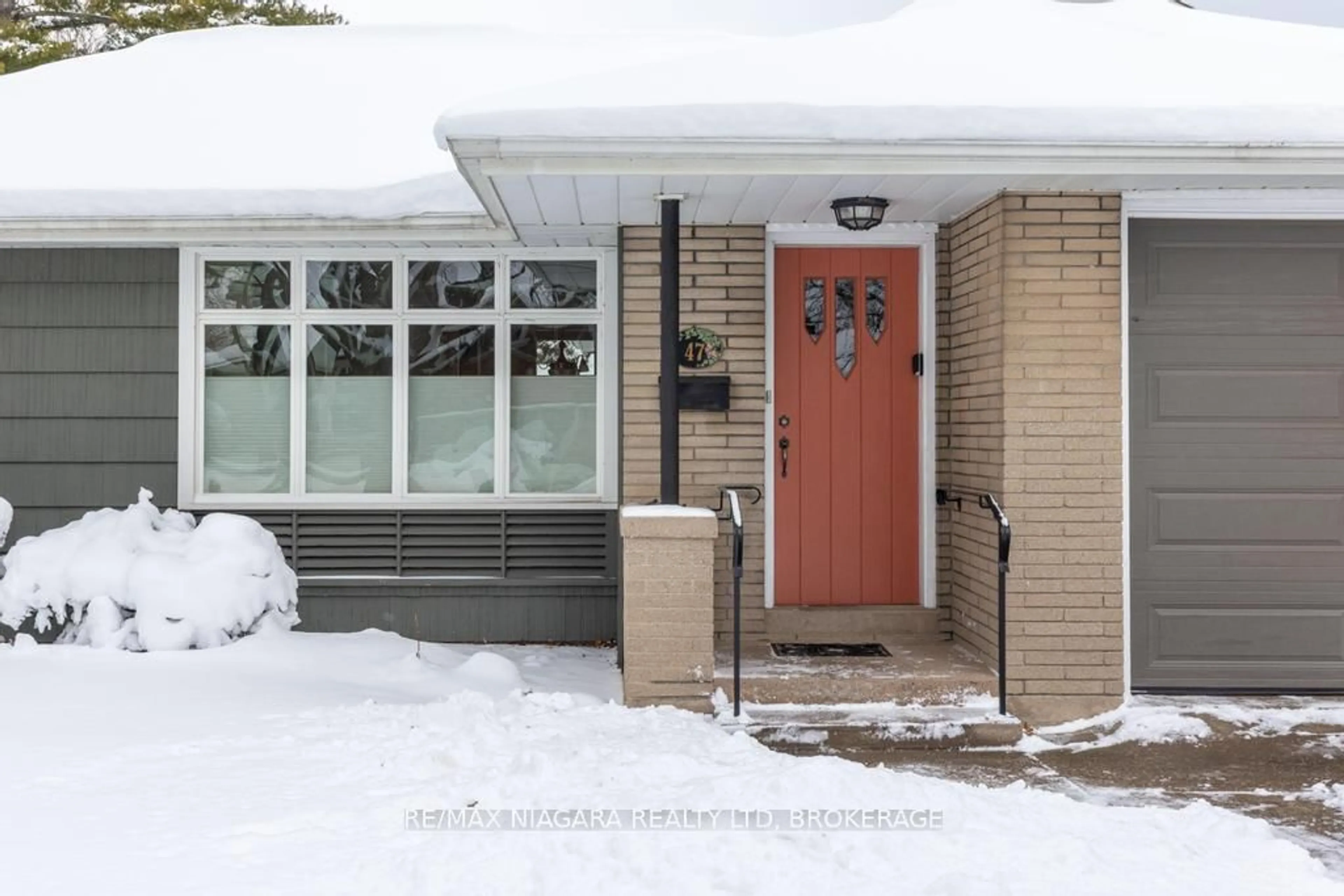 Home with brick exterior material, street for 47 Thorndale Ave, St. Catharines Ontario L2R 6A6