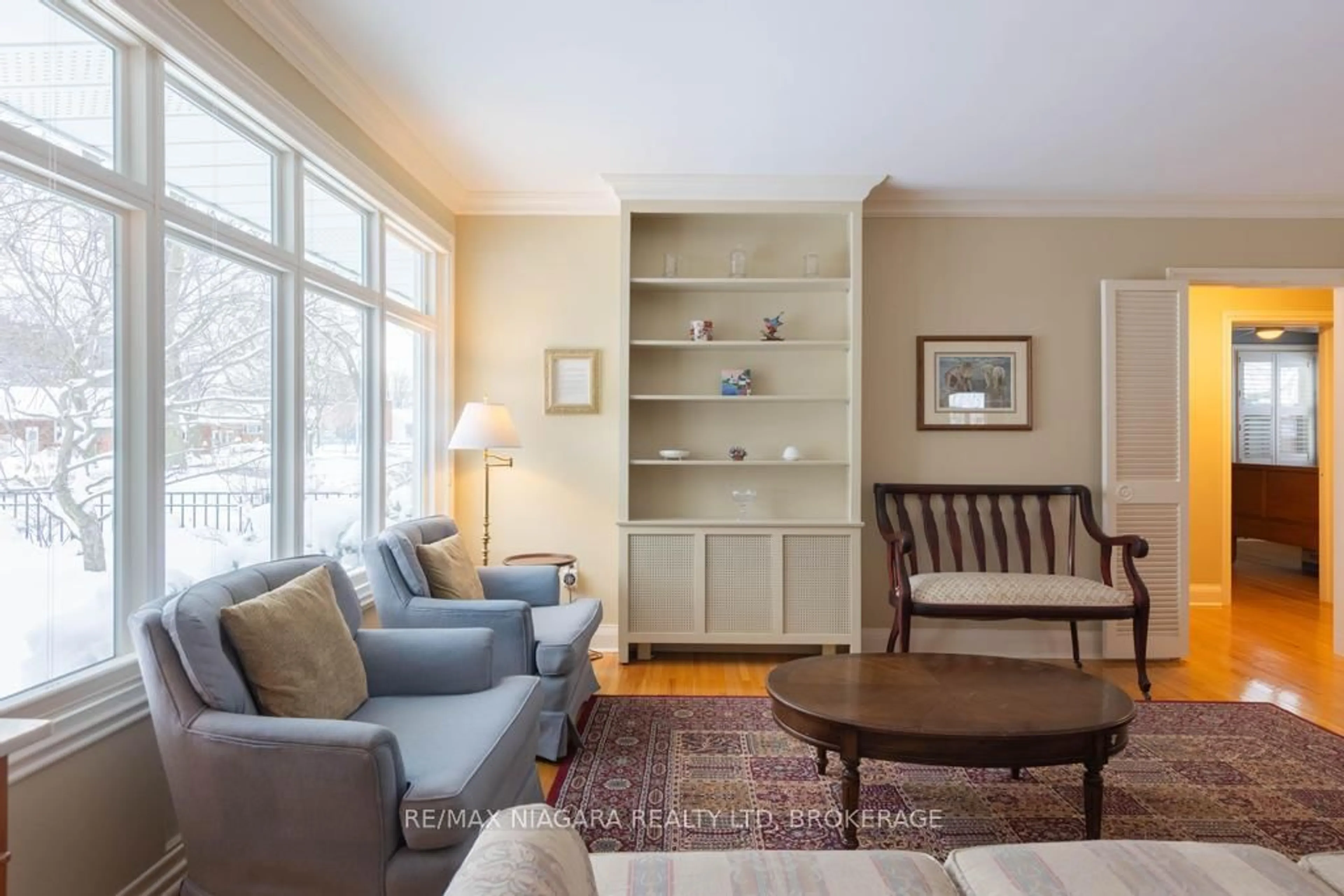 Living room with furniture, wood/laminate floor for 47 Thorndale Ave, St. Catharines Ontario L2R 6A6