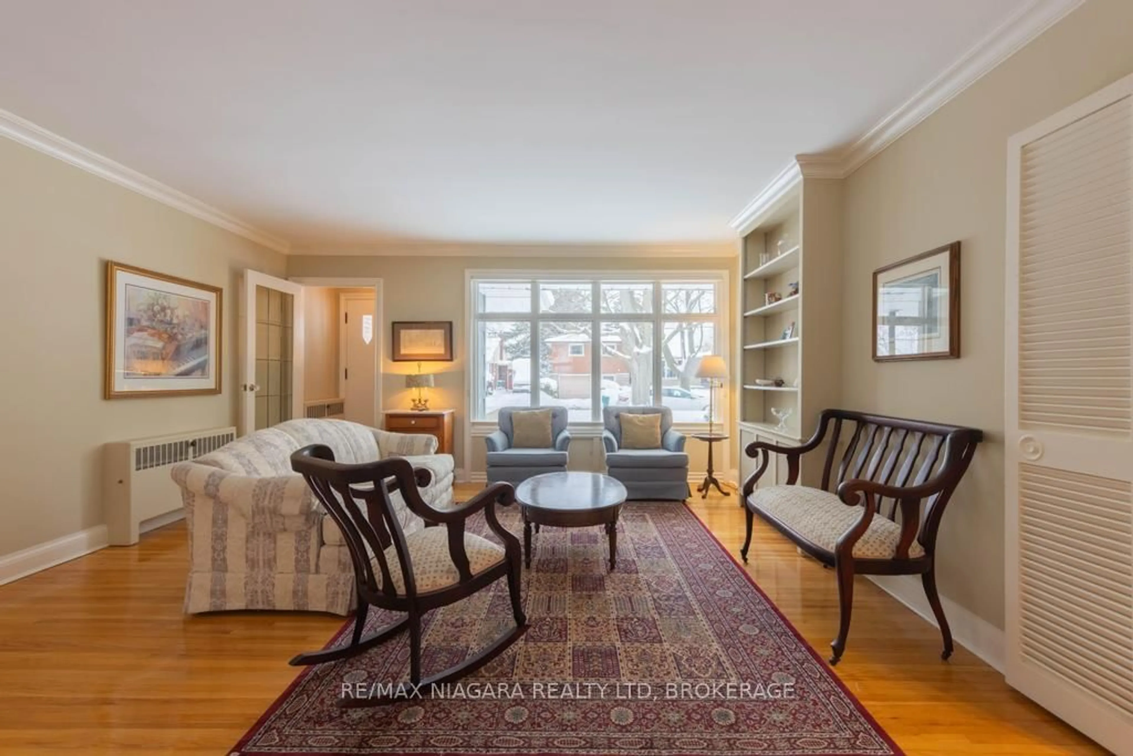 Living room with furniture, wood/laminate floor for 47 Thorndale Ave, St. Catharines Ontario L2R 6A6