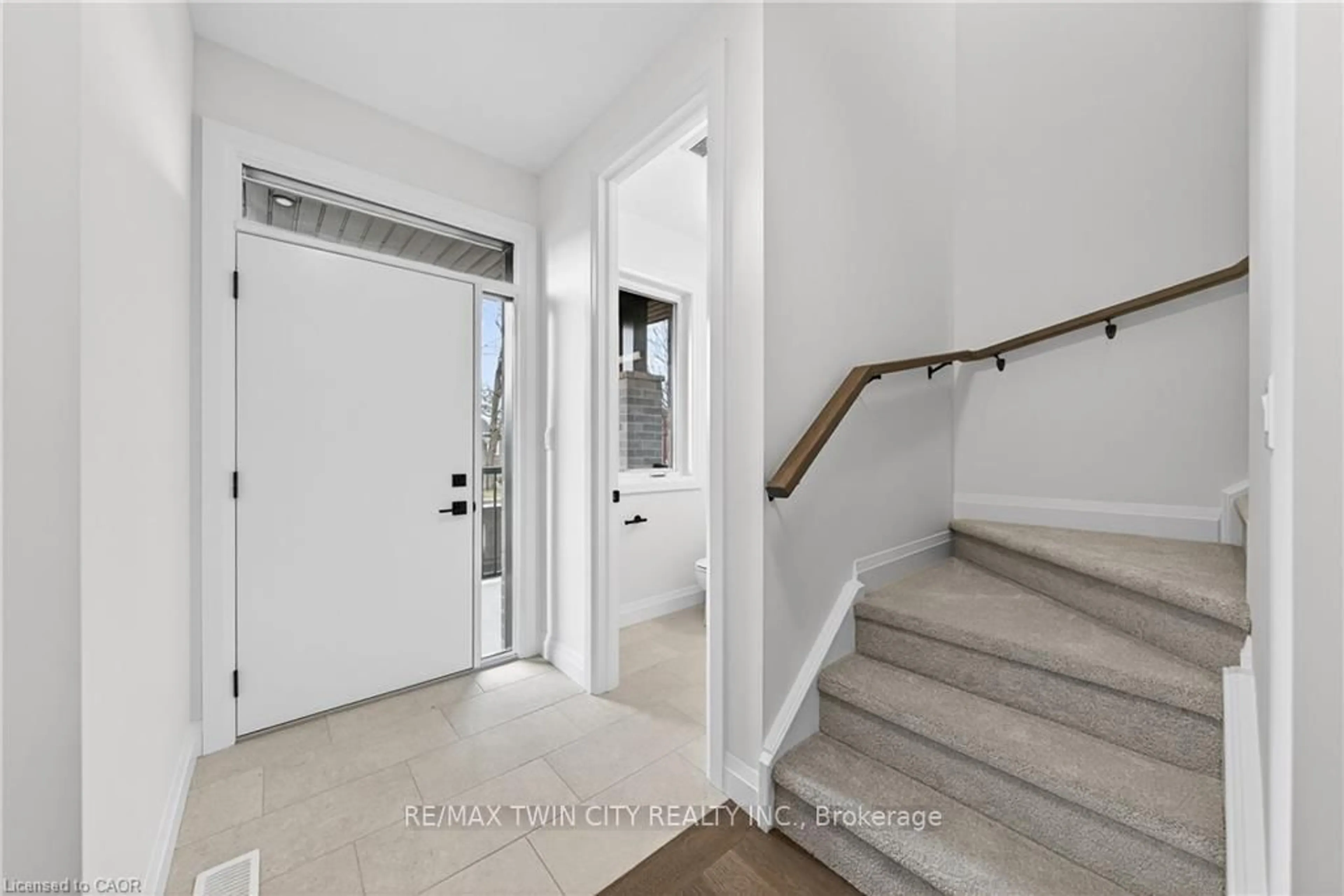 Indoor entryway for 157 Tiffany St, Cambridge Ontario N2H 2B4