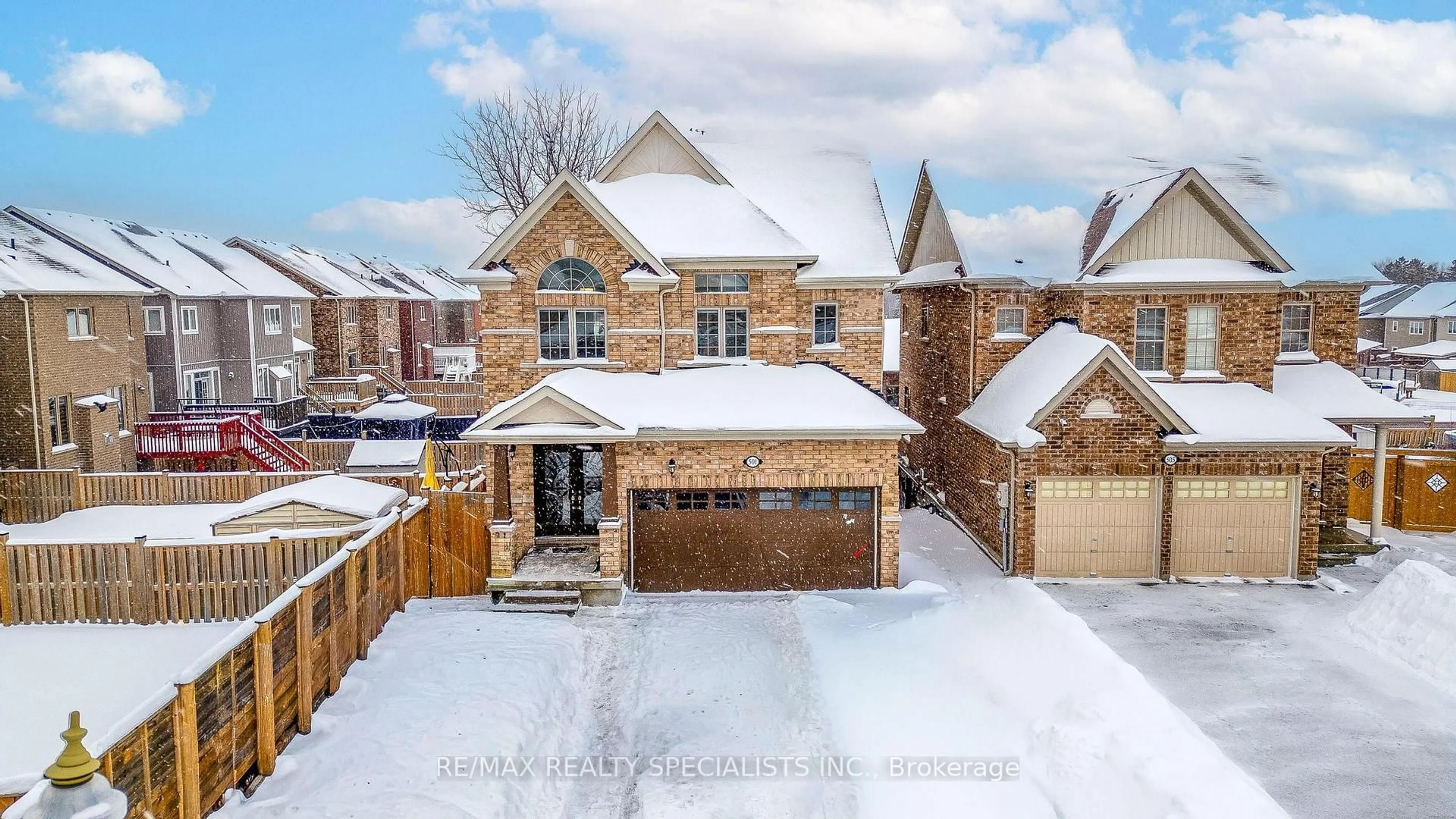 A pic from outside/outdoor area/front of a property/back of a property/a pic from drone, street for 501 Dunlop Crt, Woodstock Ontario N4T 0H1