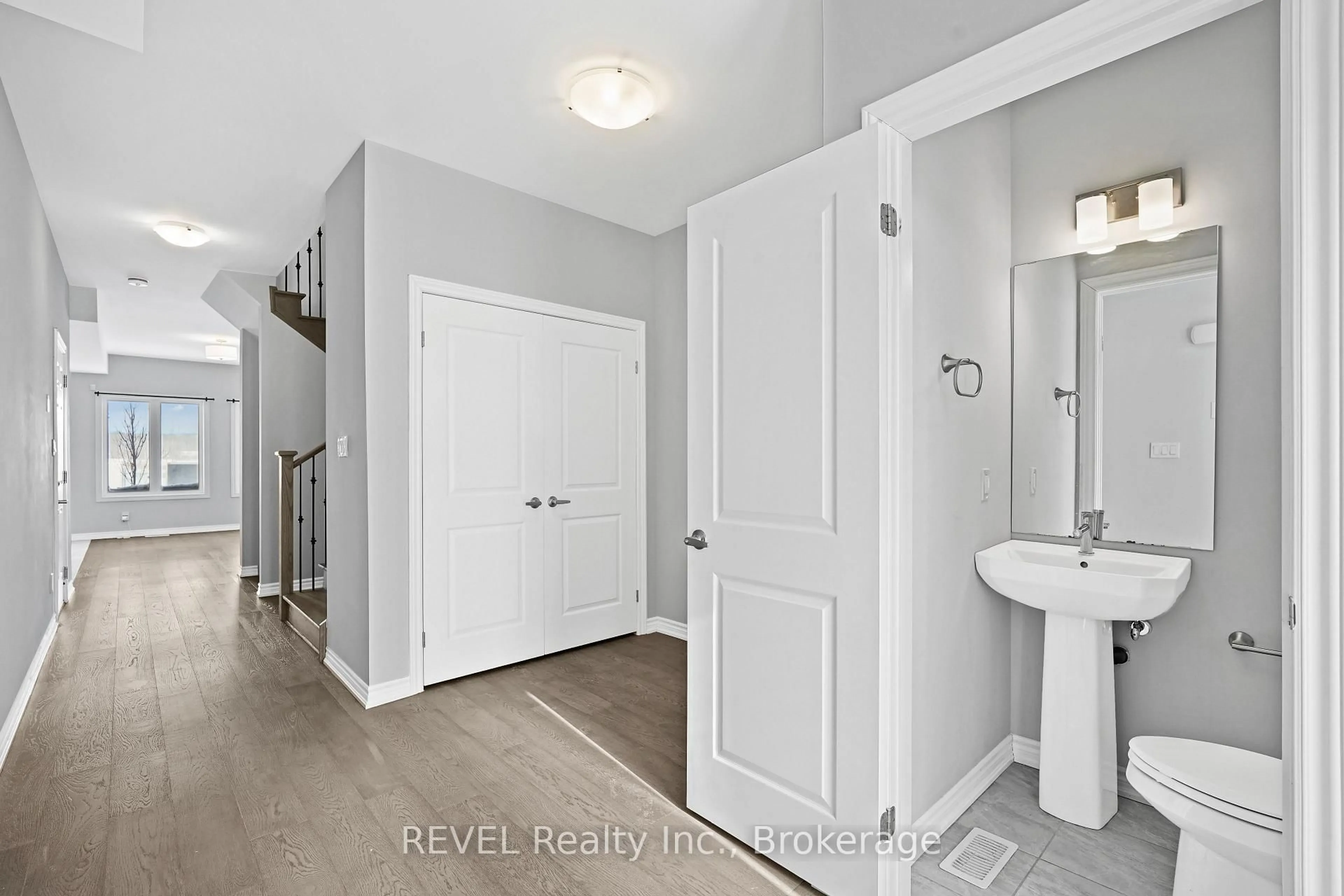 Indoor entryway for 87 Renfrew Tr, Welland Ontario L3C 0K2