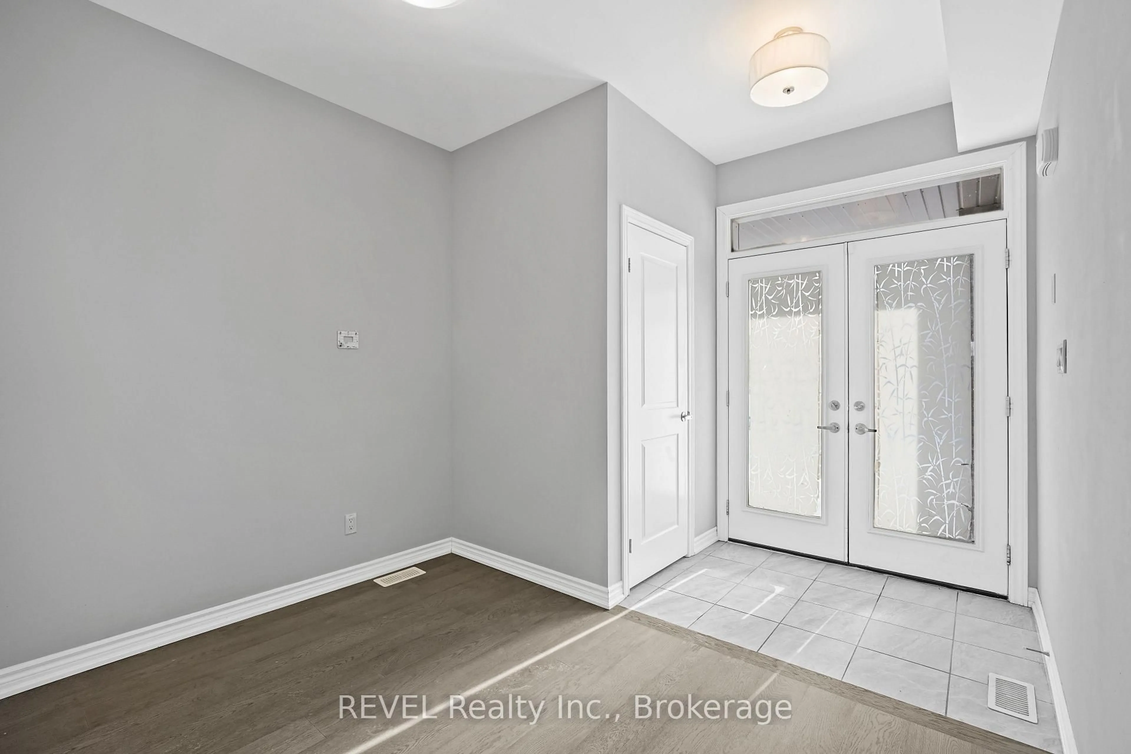 Indoor entryway for 87 Renfrew Tr, Welland Ontario L3C 0K2