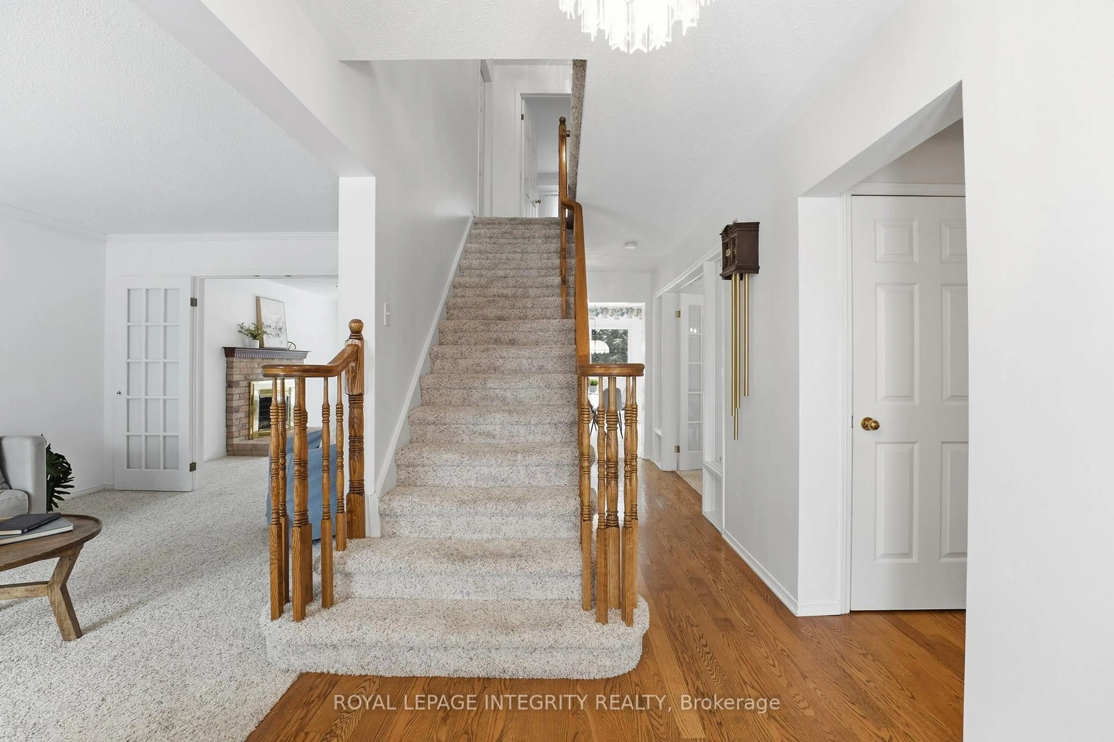 Indoor foyer for 11 Rosethorn Way, Kanata Ontario K2M 1P9