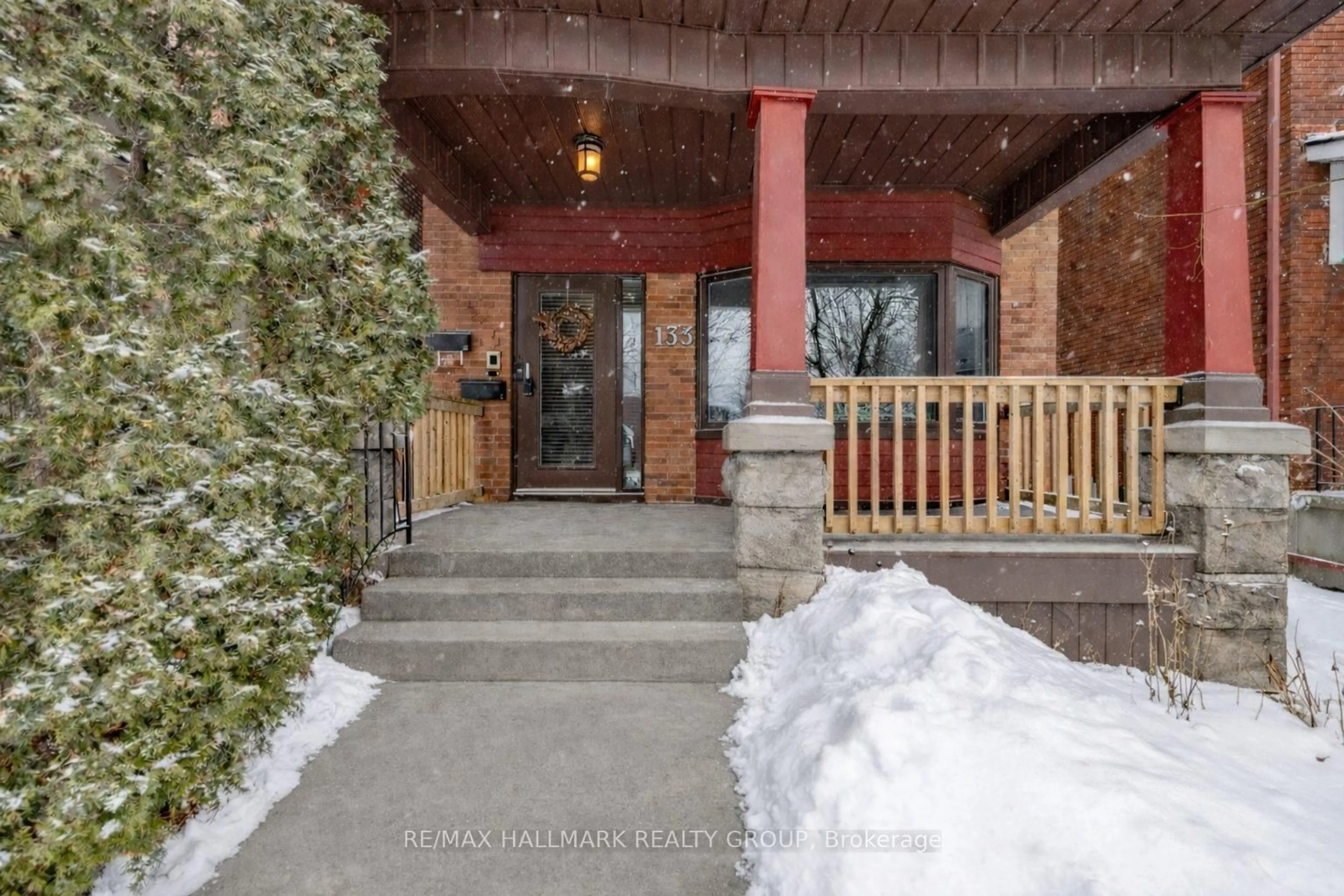 Indoor foyer for 133 Bayswater Ave, Ottawa Ontario K1Y 2G2