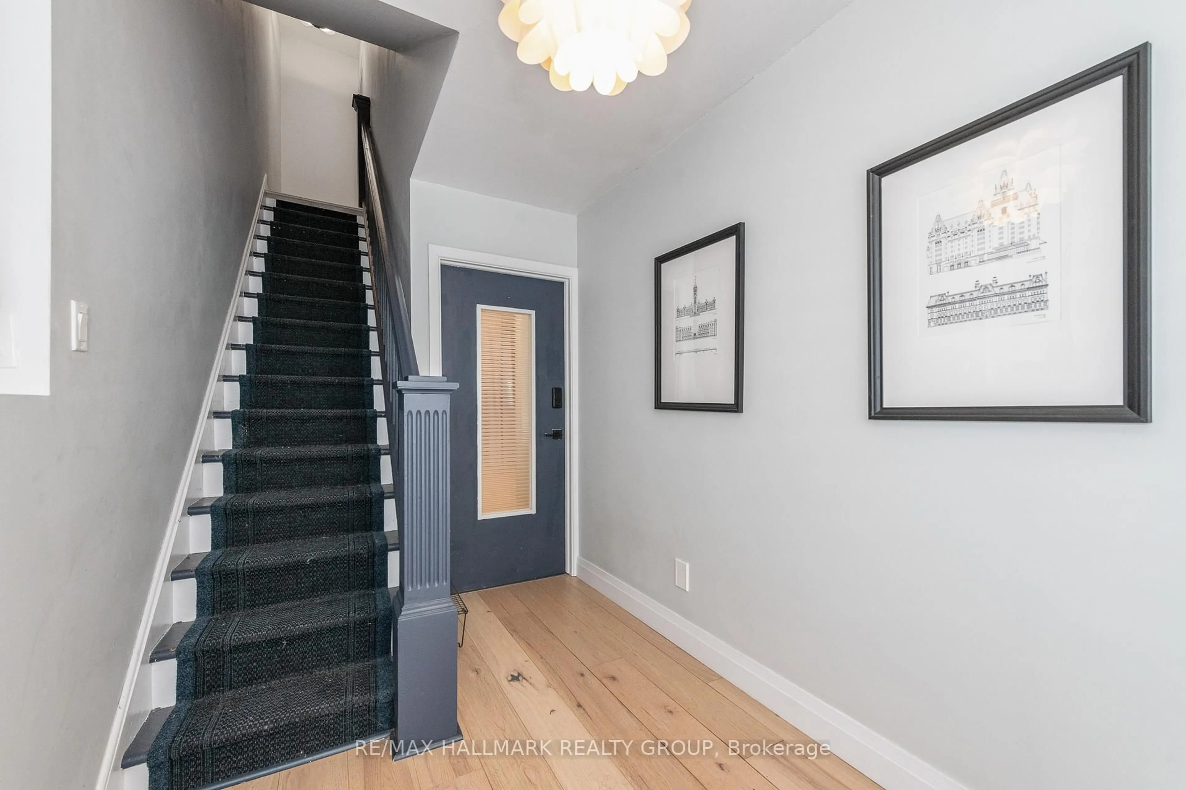 Indoor entryway for 133 Bayswater Ave, Ottawa Ontario K1Y 2G2
