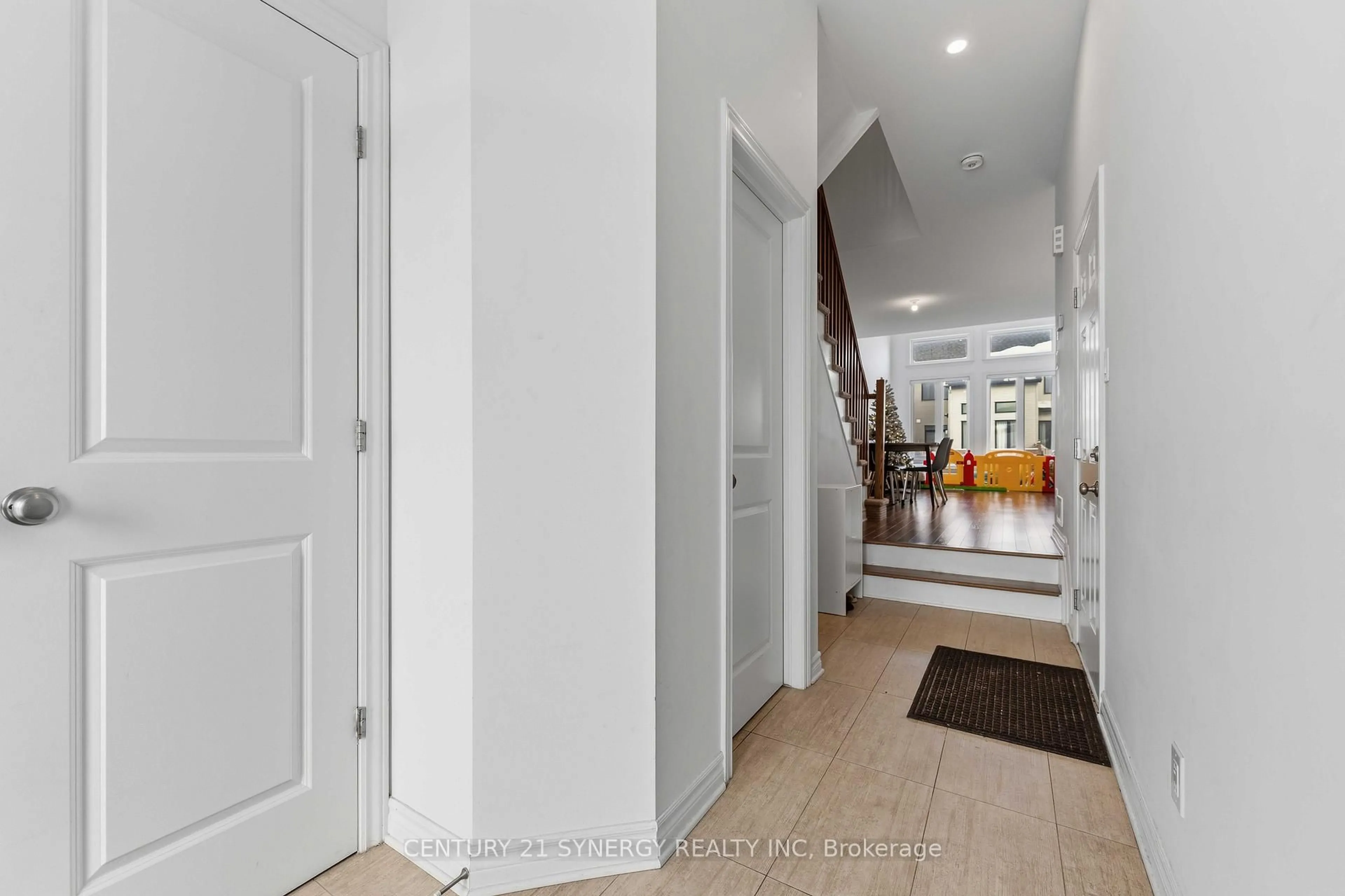 Indoor entryway for 214 Hawkeswood Dr, Ottawa Ontario K4M 0E2