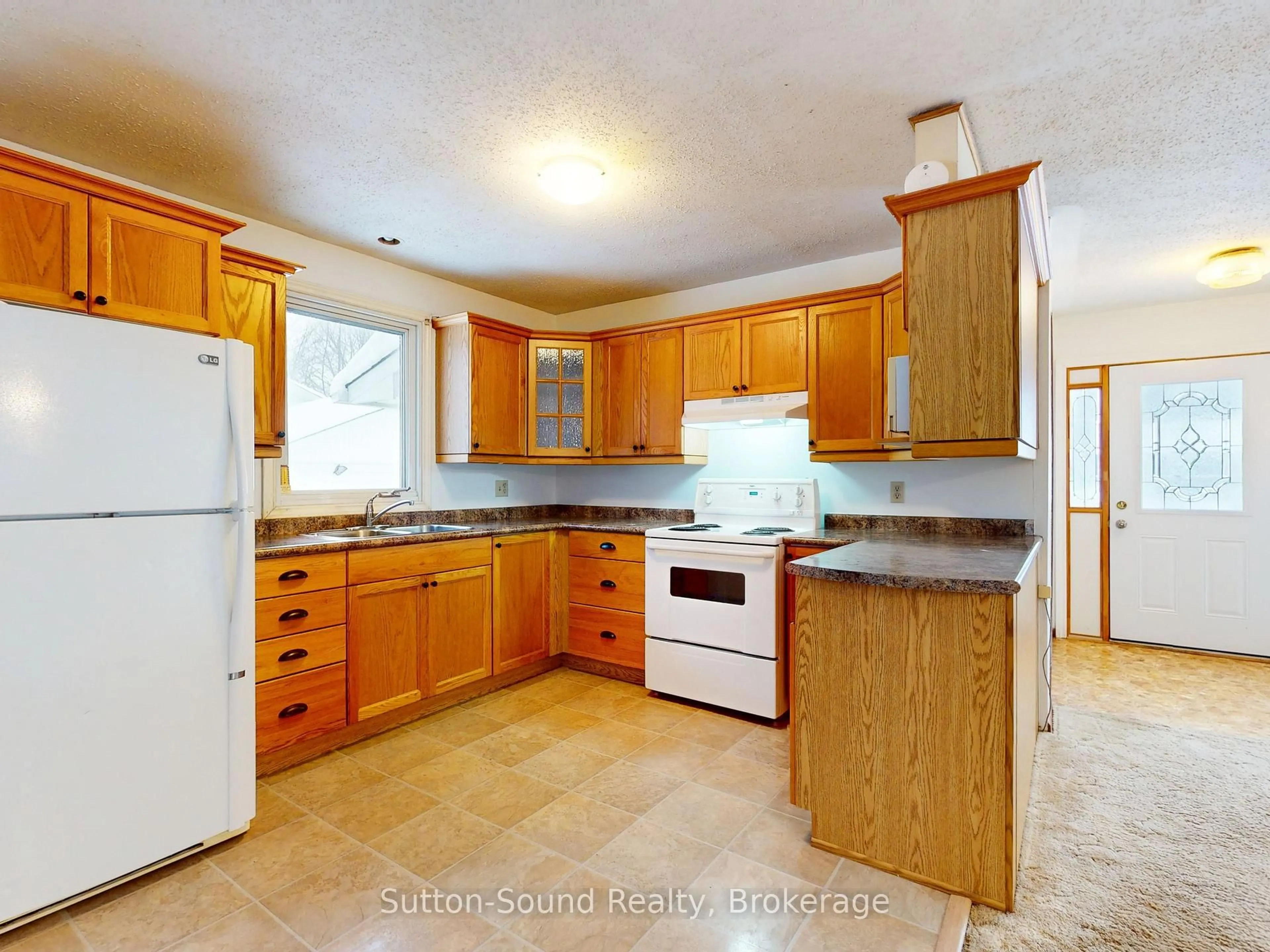 Standard kitchen, unknown for 620 17th St, Owen Sound Ontario N4K 4B8