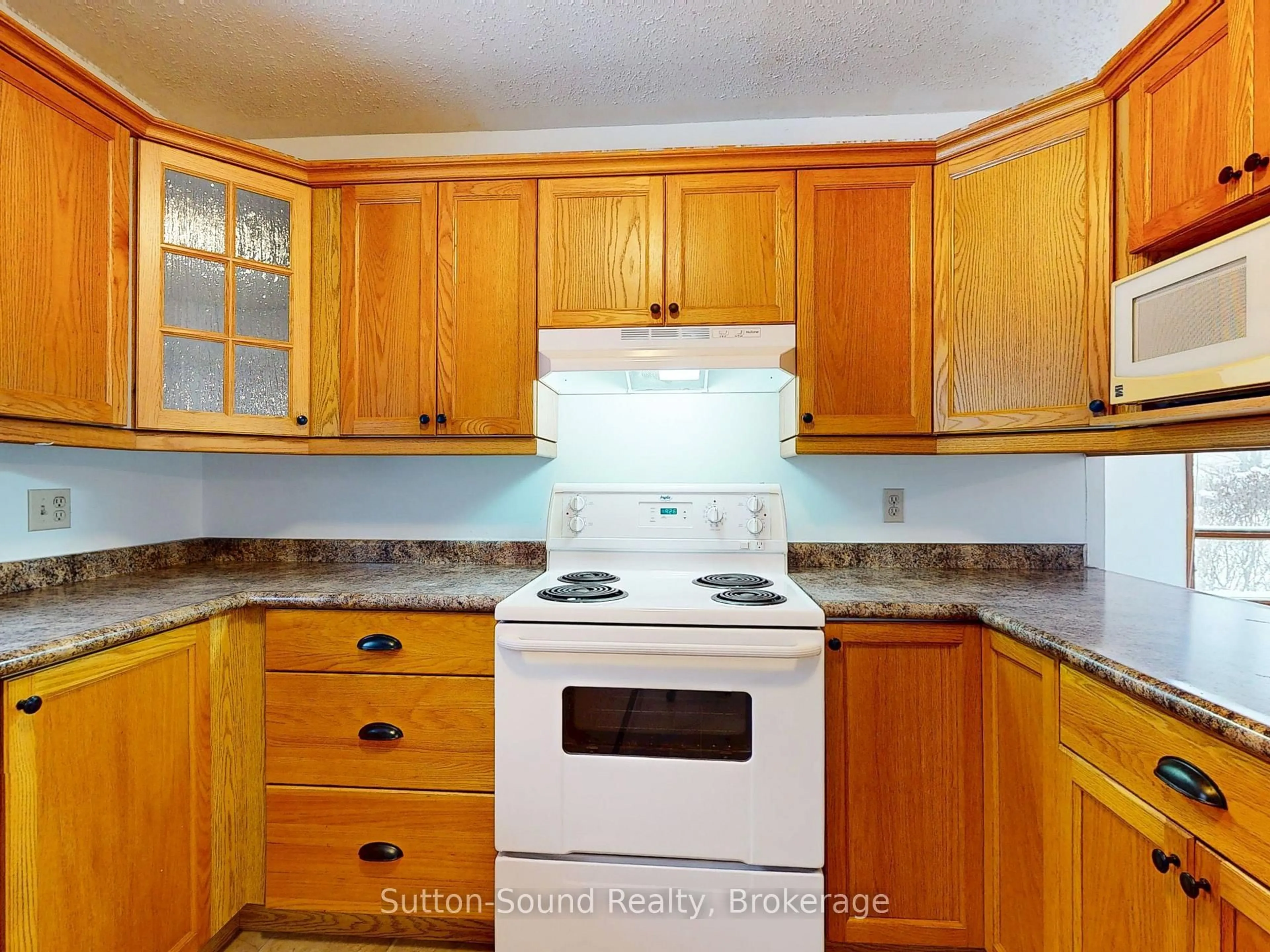 Standard kitchen, unknown for 620 17th St, Owen Sound Ontario N4K 4B8