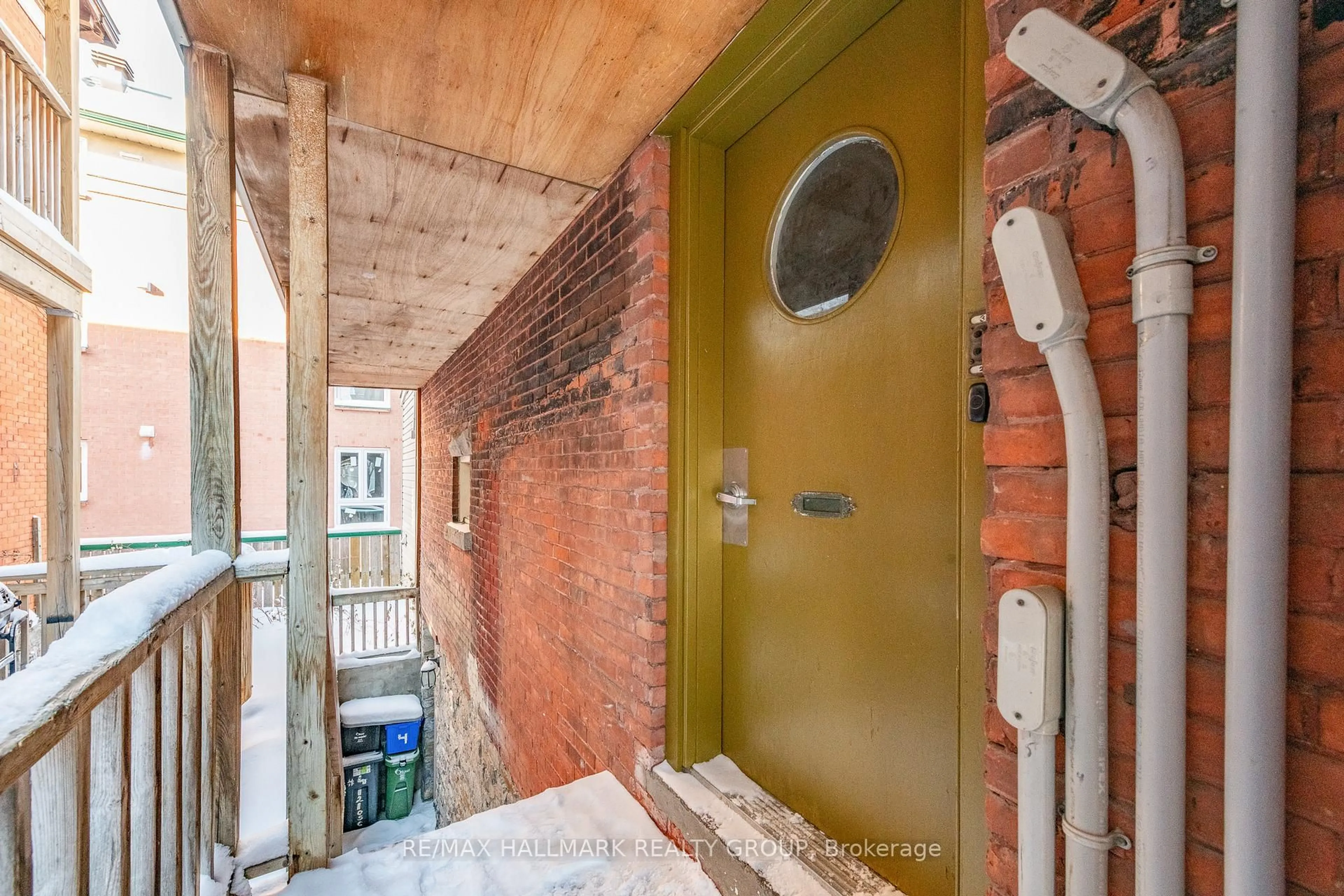 Indoor entryway for 121 Osgoode St, Ottawa Ontario K1N 6S5