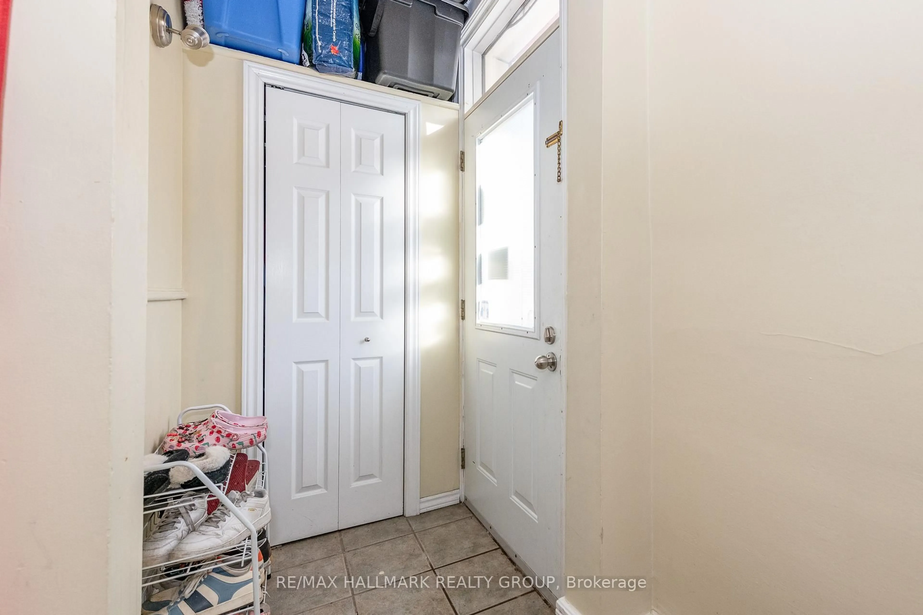 Indoor entryway for 121 Osgoode St, Ottawa Ontario K1N 6S5