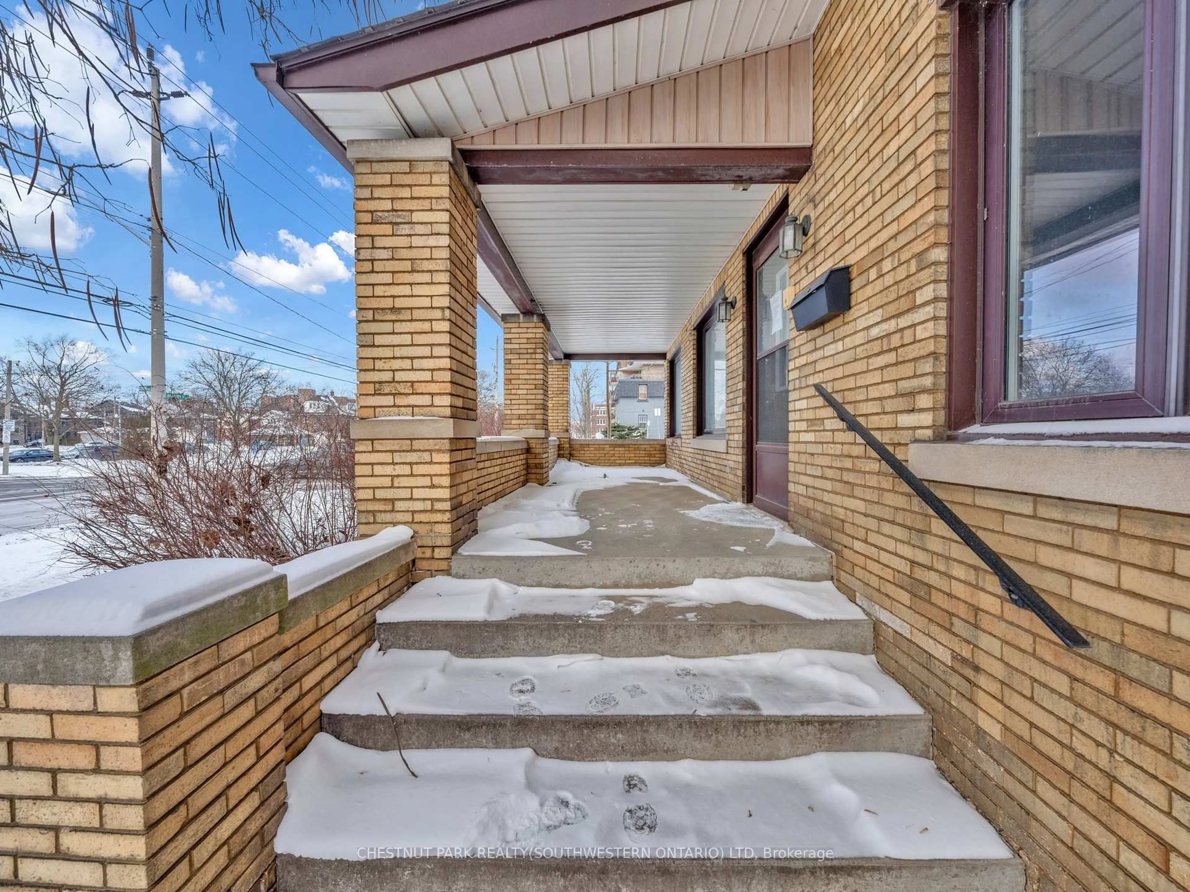 Unknown for 2311 University Ave, Windsor Ontario N9B 1E8